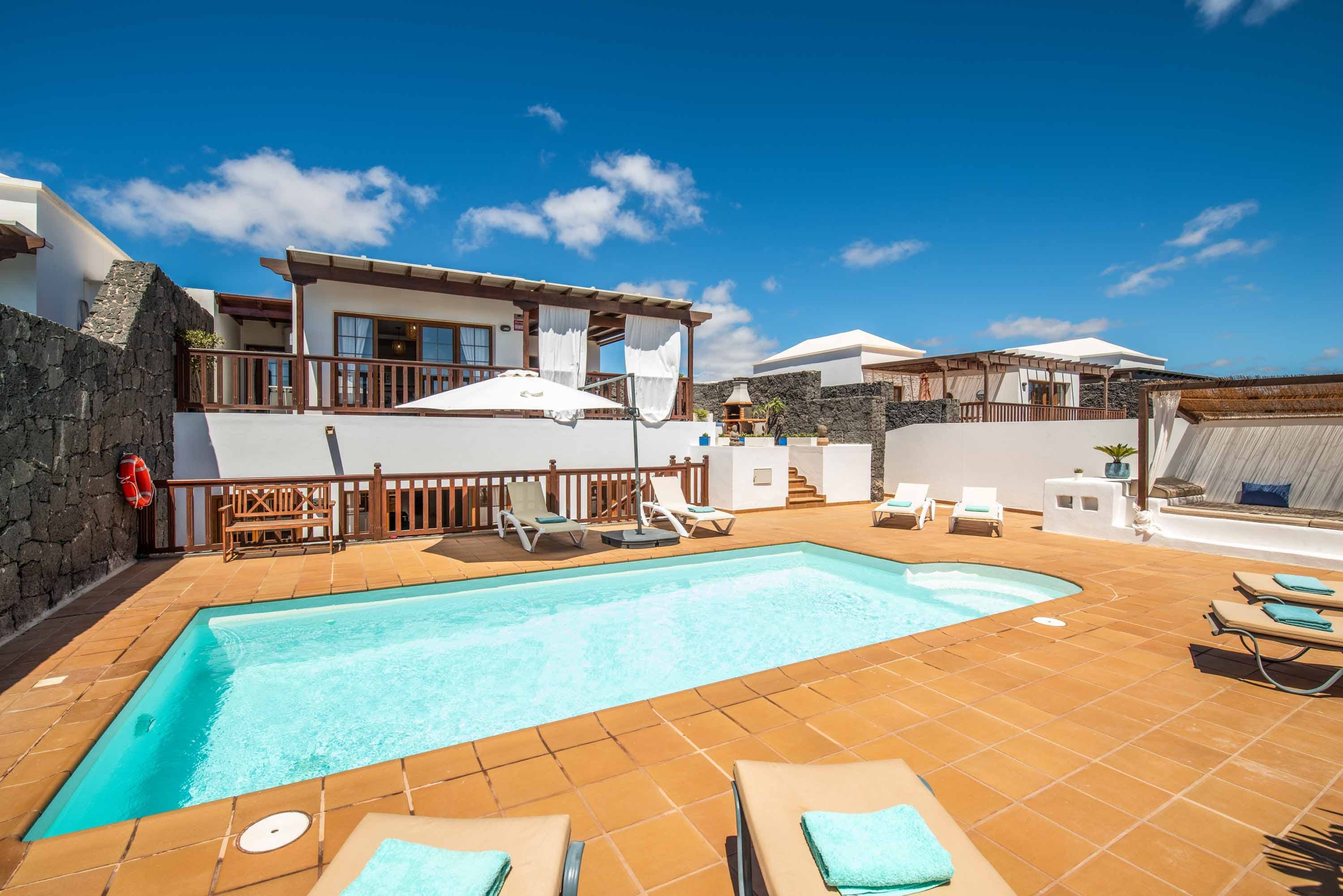 Casa Guatiza Las Palmas: Spacious 4-Bedroom Apartment with Private Pool and Sea Views, Las Palmas