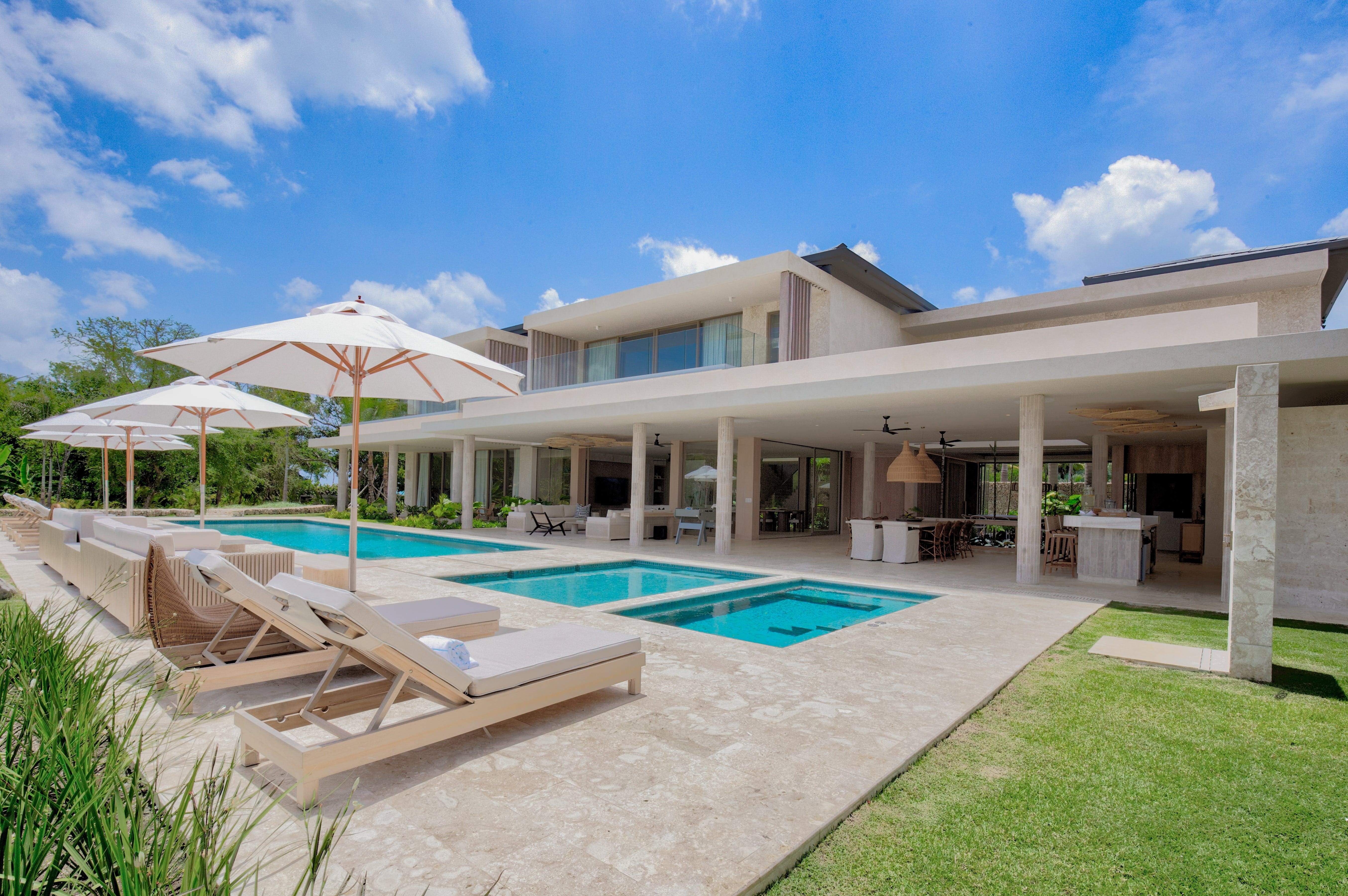 Villa Mestral CabezaToro Dominican Republic: Luxury 8-Bedroom Apartment with Beachfront and Seaview, PuntaCana