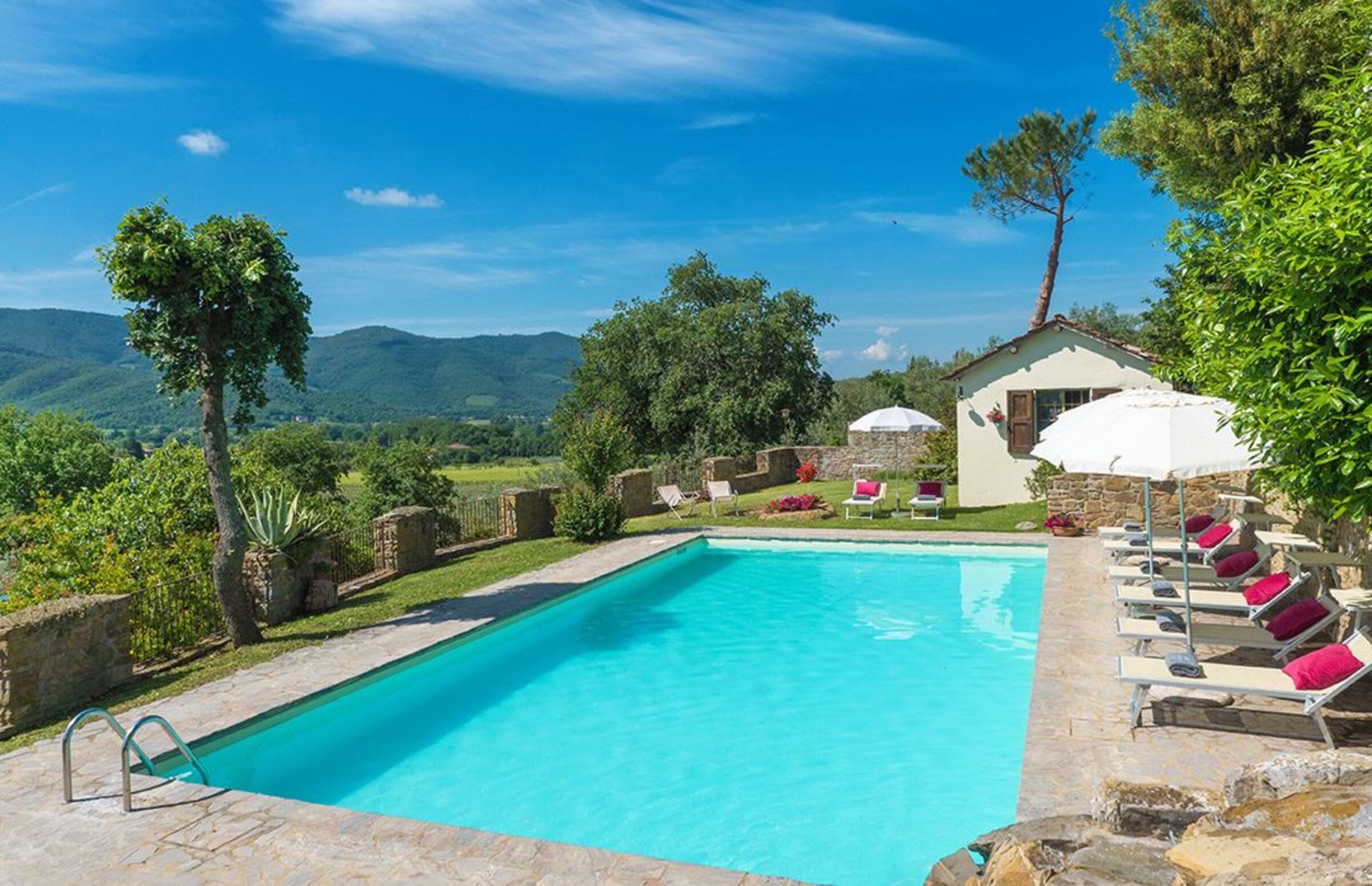 Casa I Cipressi Cortona: Spacious 5-Bedroom Apartment with Private Pool in Countryside, Cortona