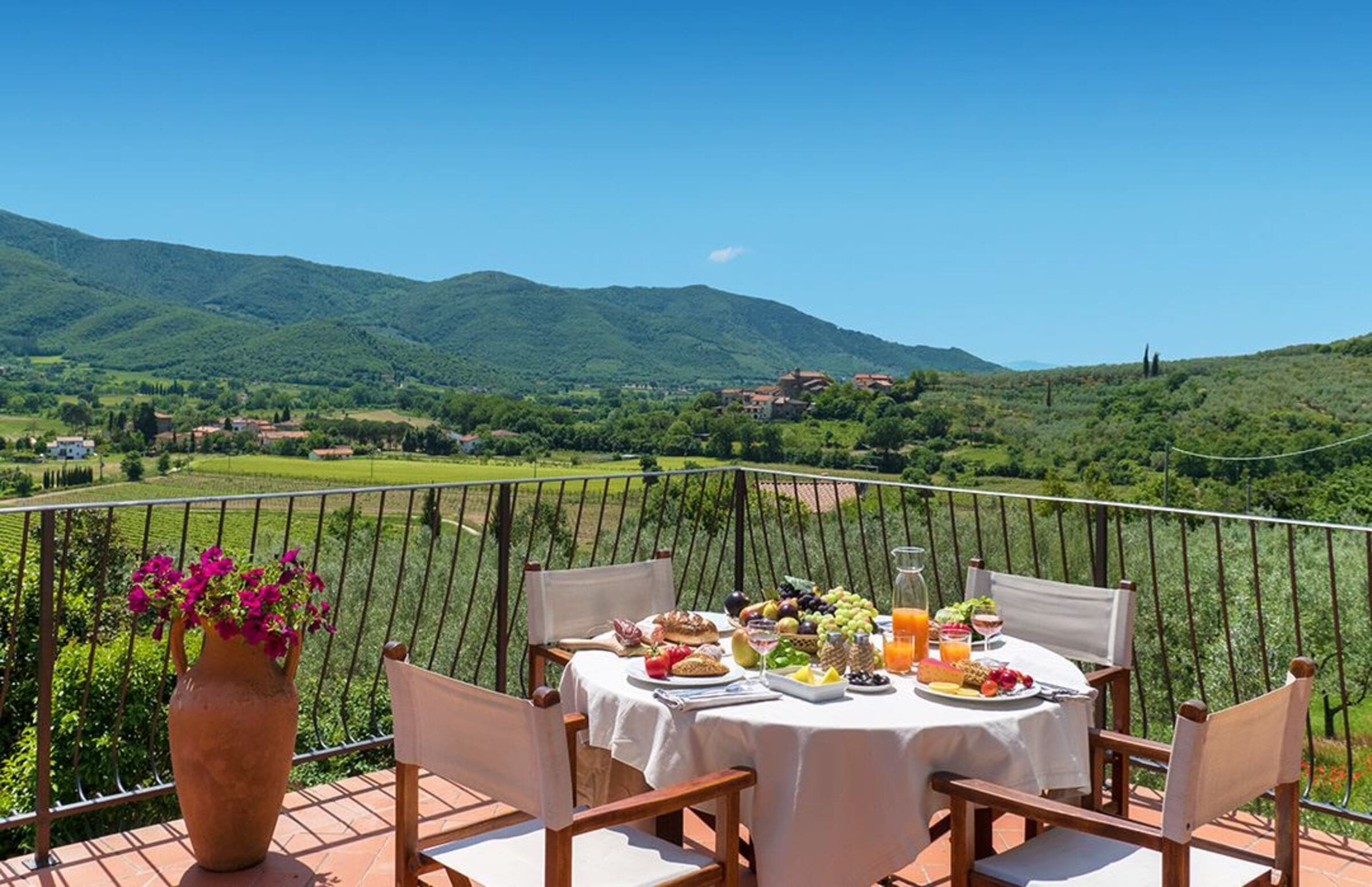 Casa I Cipressi Cortona: Spacious 5-Bedroom Apartment with Private Pool in Countryside, Cortona
