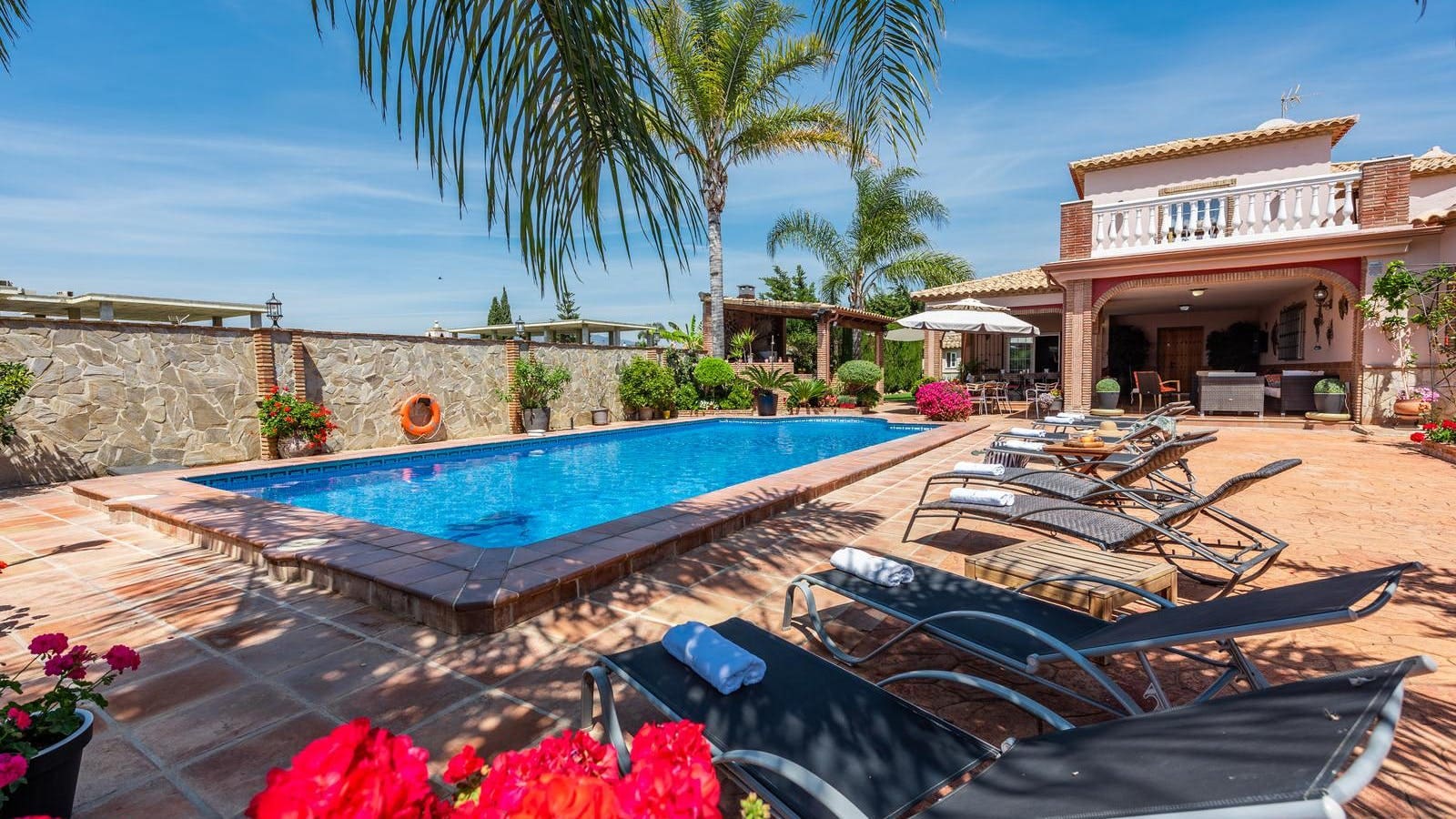 Villa Garbí Calaburras Fuengirola: Spacious 6-Bedroom Apartment with Seaviews and Pool, Fuengirola