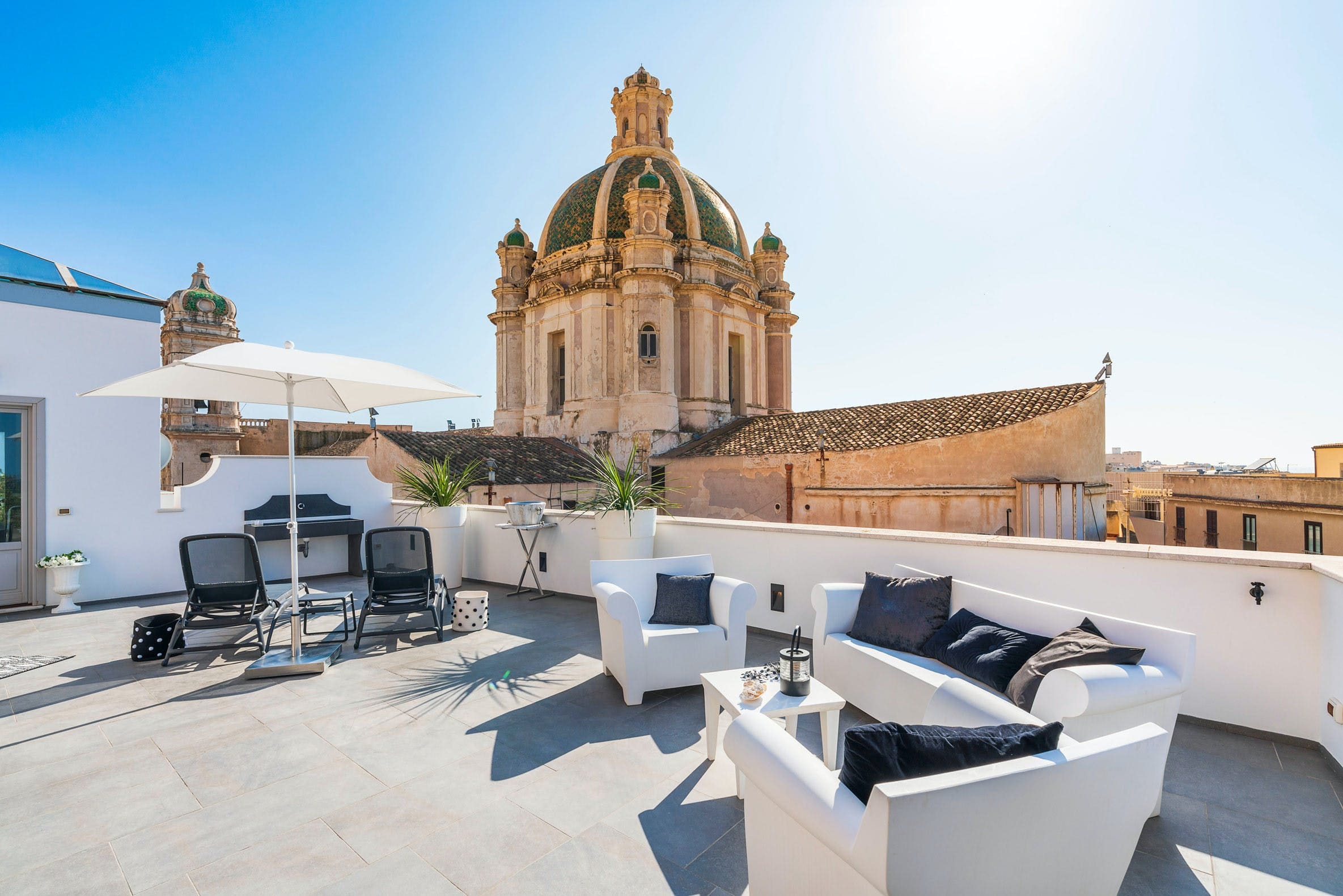Casa Lazzaro Trapani: Stylish 3-Bedroom Apartment with Rooftop Terrace and Sea Views, Trapani