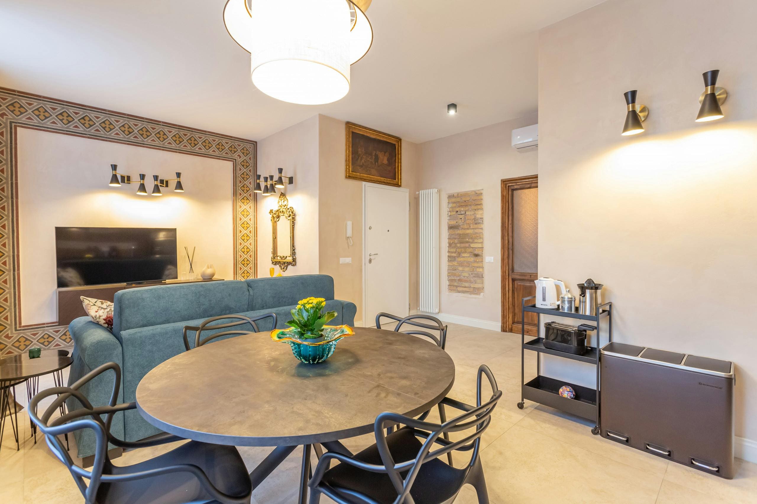 Casa Leonina Vaticano: Elegant 2-Bedroom Townhouse Rental with Air-Con in Vatican, Rome