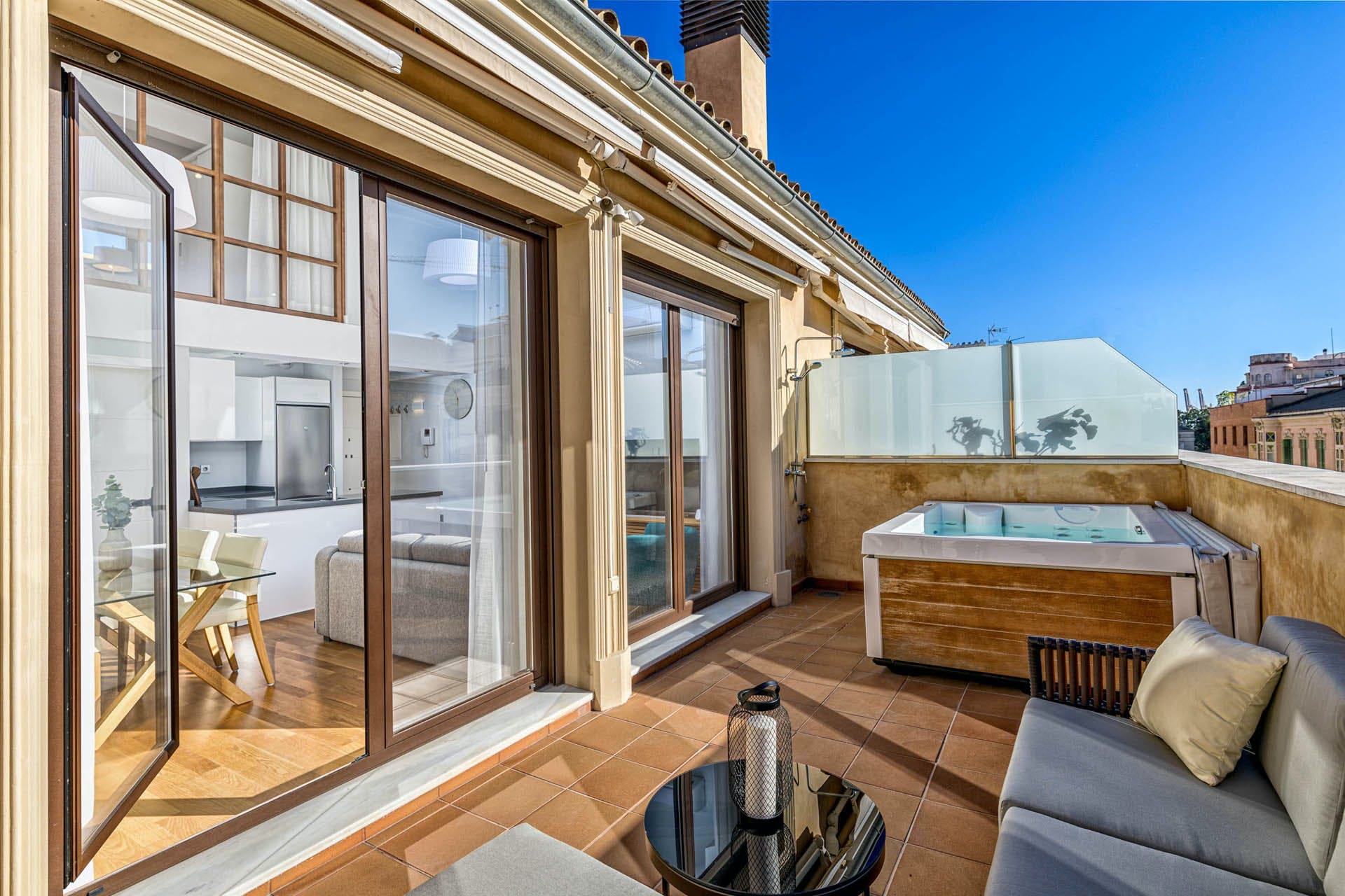 Villa Solano La Alcazaba Centro Historico: Stylish 2-Bedroom Penthouse with Hot Tub and Sea Views, Malaga Centro