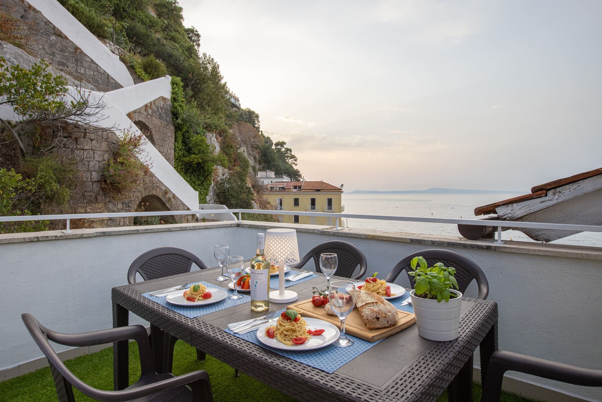 Casa Limoncello Sorrento Sorrento 4: Charming 1-Bedroom Apartment with Sea Views and Beachfront Location, Sorrento
