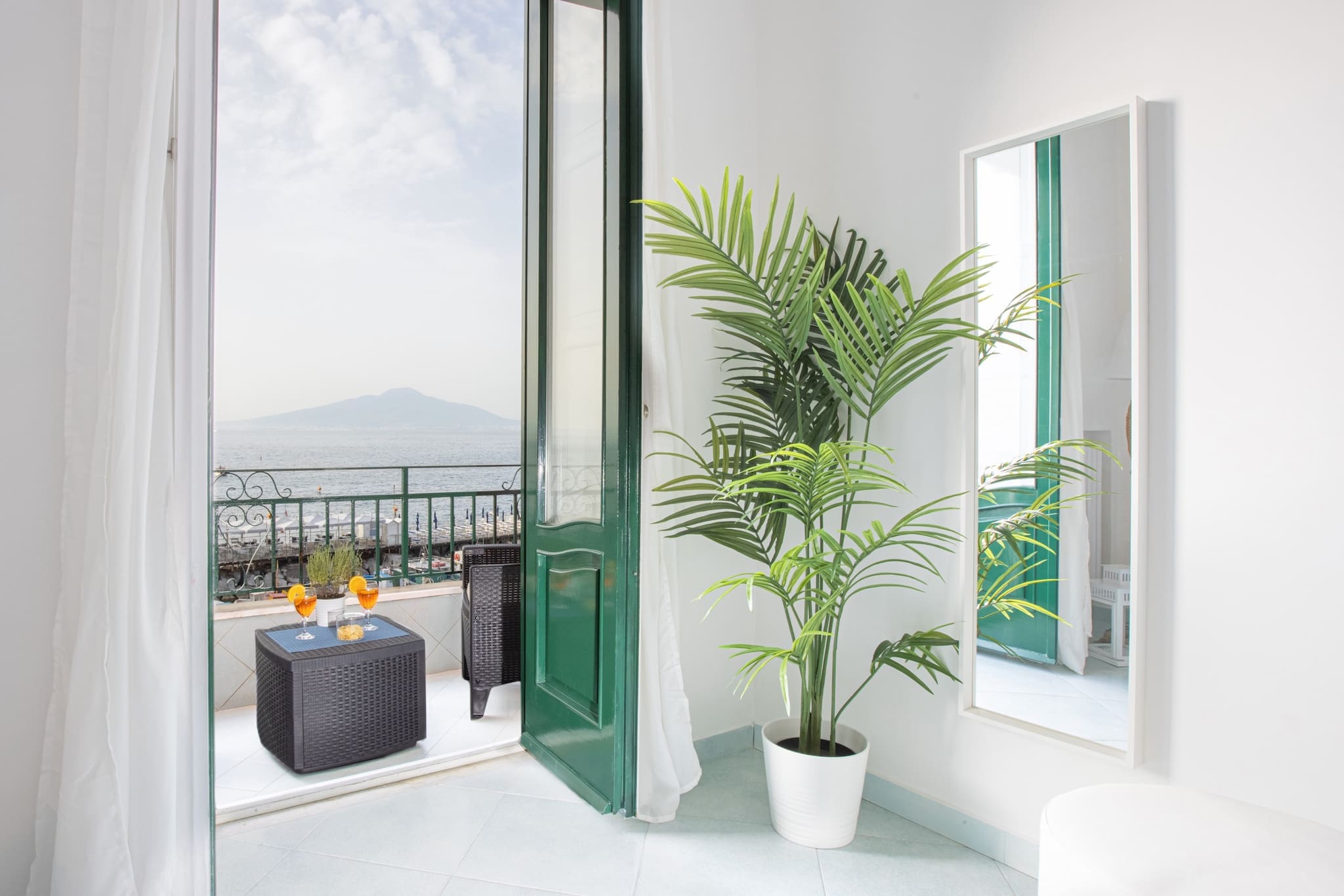Casa Limoncello Sorrento Sorrento 4: Charming 1-Bedroom Apartment with Sea Views and Beachfront Location, Sorrento