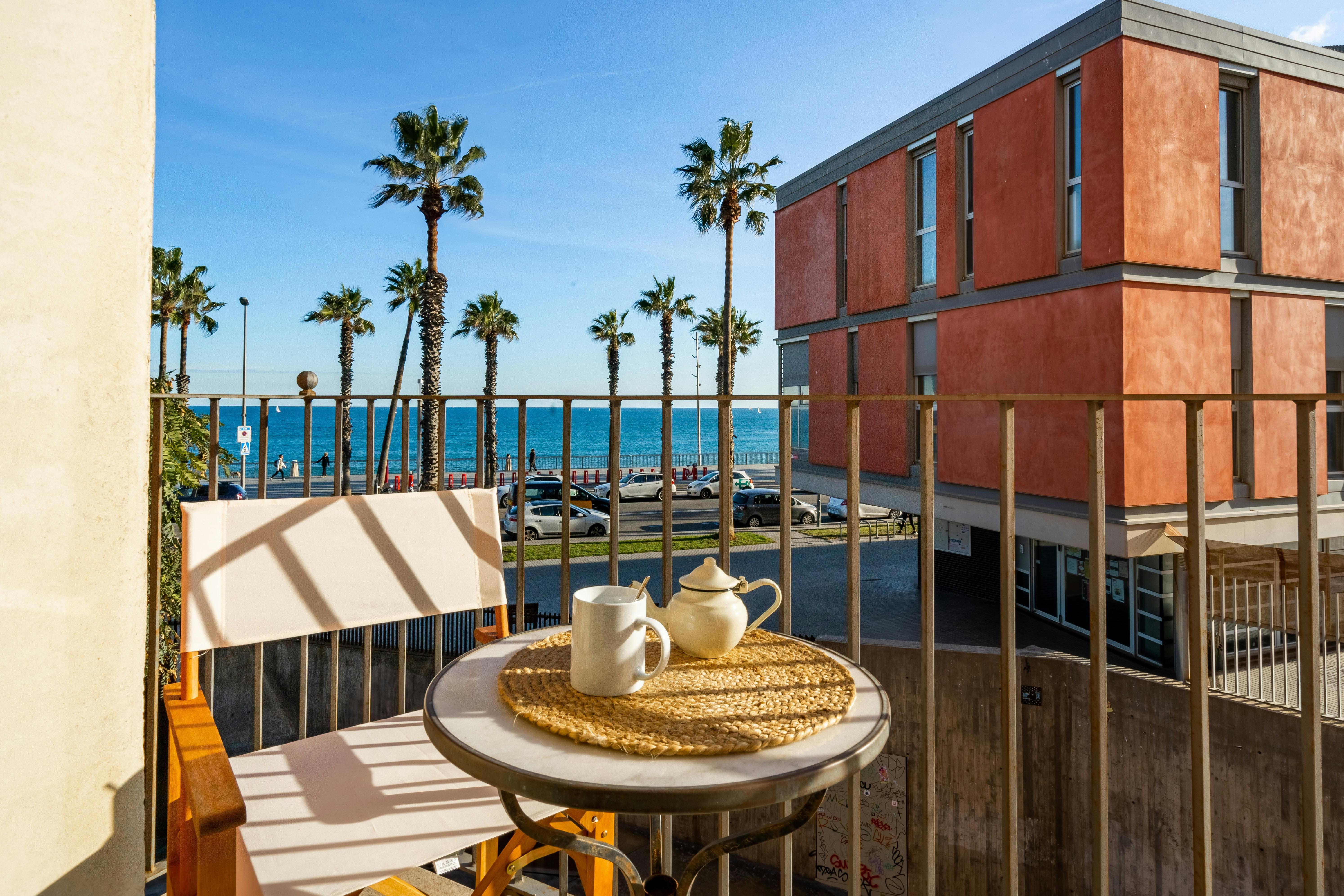 Casa Llevant Barceloneta: Chic 2-Bedroom Apartment with Sea View and Air-Con, La Barceloneta