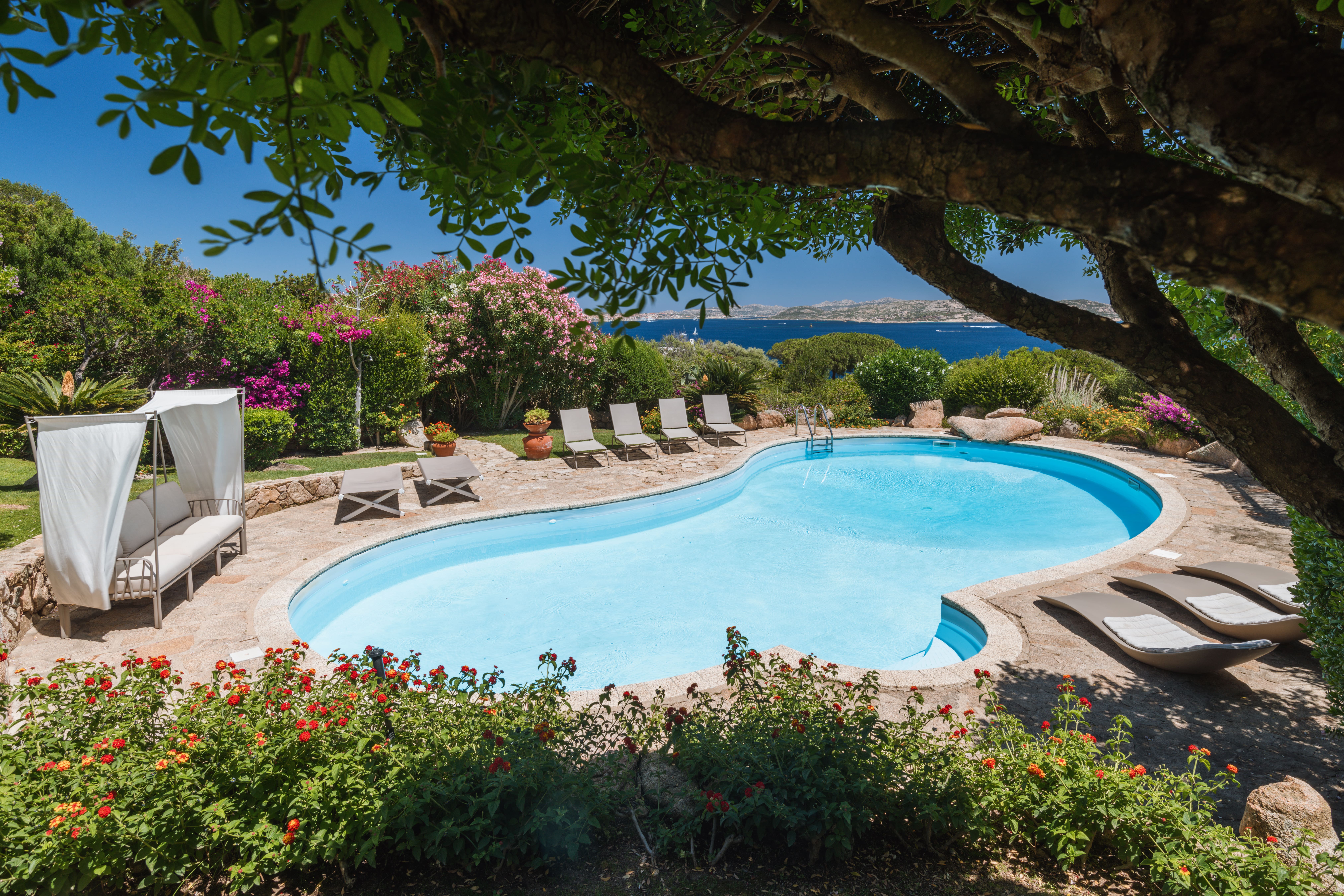 Casa Maestrale Sardinia: 5-Bedroom Luxury Apartment with Pool and Seaview, Sardinia