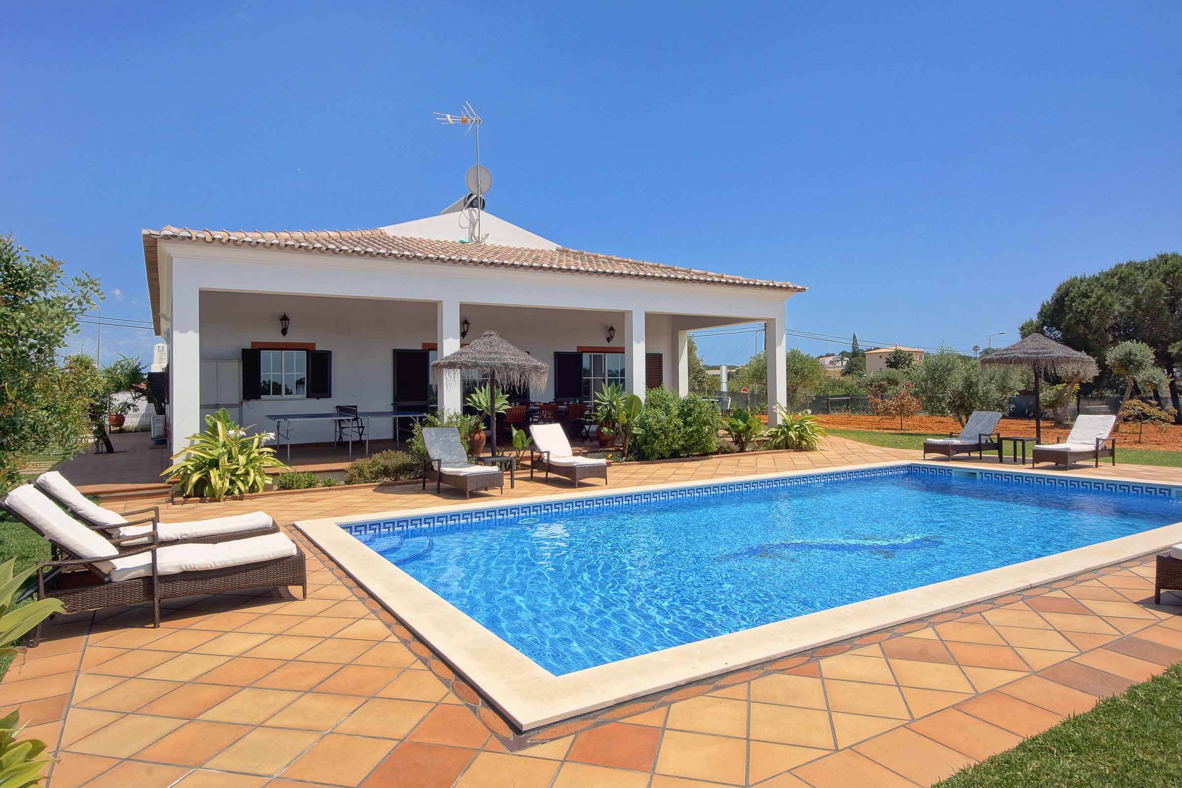 Villa Levante Alpendre Guia: Spacious 4-Bedroom Apartment with Pool and Sea Views, Guia Algarve