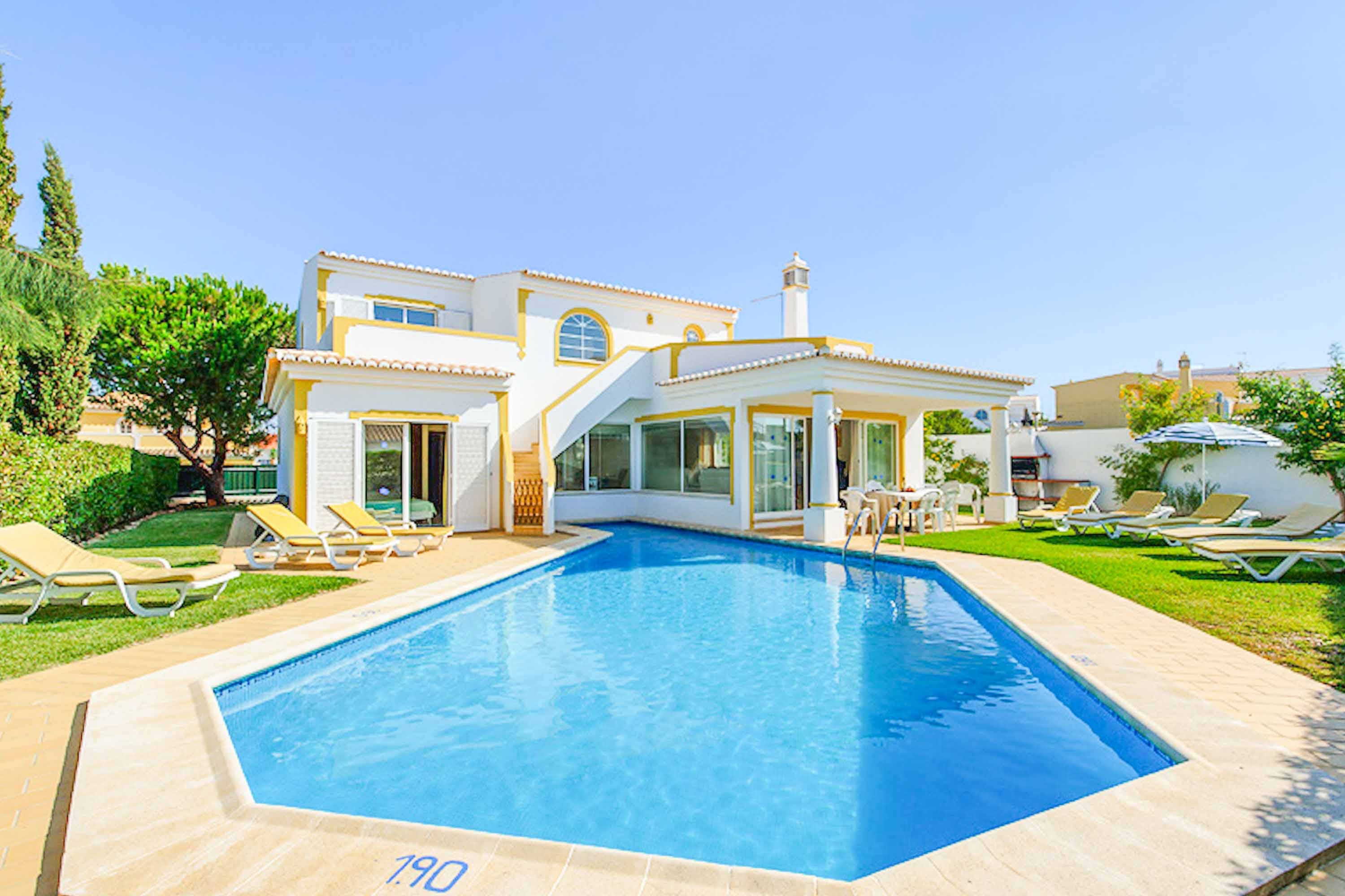 Villa Dourado Almadena Guia: Spacious 4-Bedroom Apartment with Private Pool and Sea Views, Guia Algarve