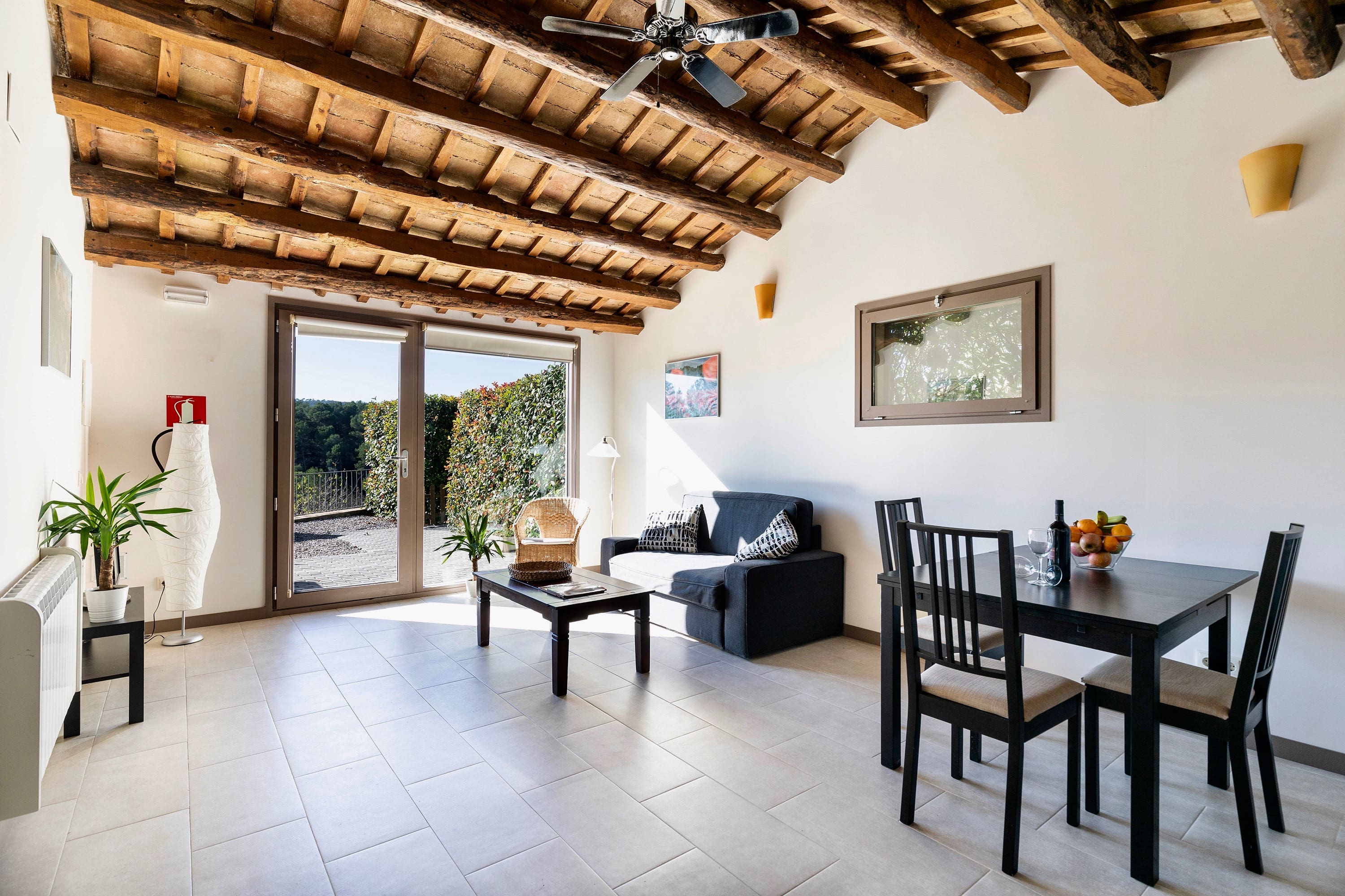 Casa Montjuïc Barcelona: Luxury 1-Bedroom Apartment with Hot Tub and Pool, Barcelona