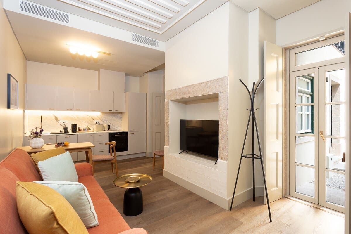 Casa Mouraria Alfama: Elegant 1-Bedroom Apartment Rental with Private Patio, Alfama Lisbon
