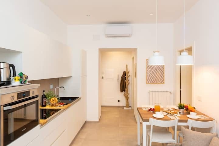 Casa Palatino Roma: Modern 2-Bedroom Apartment with Air-Con near Colosseum, Rome