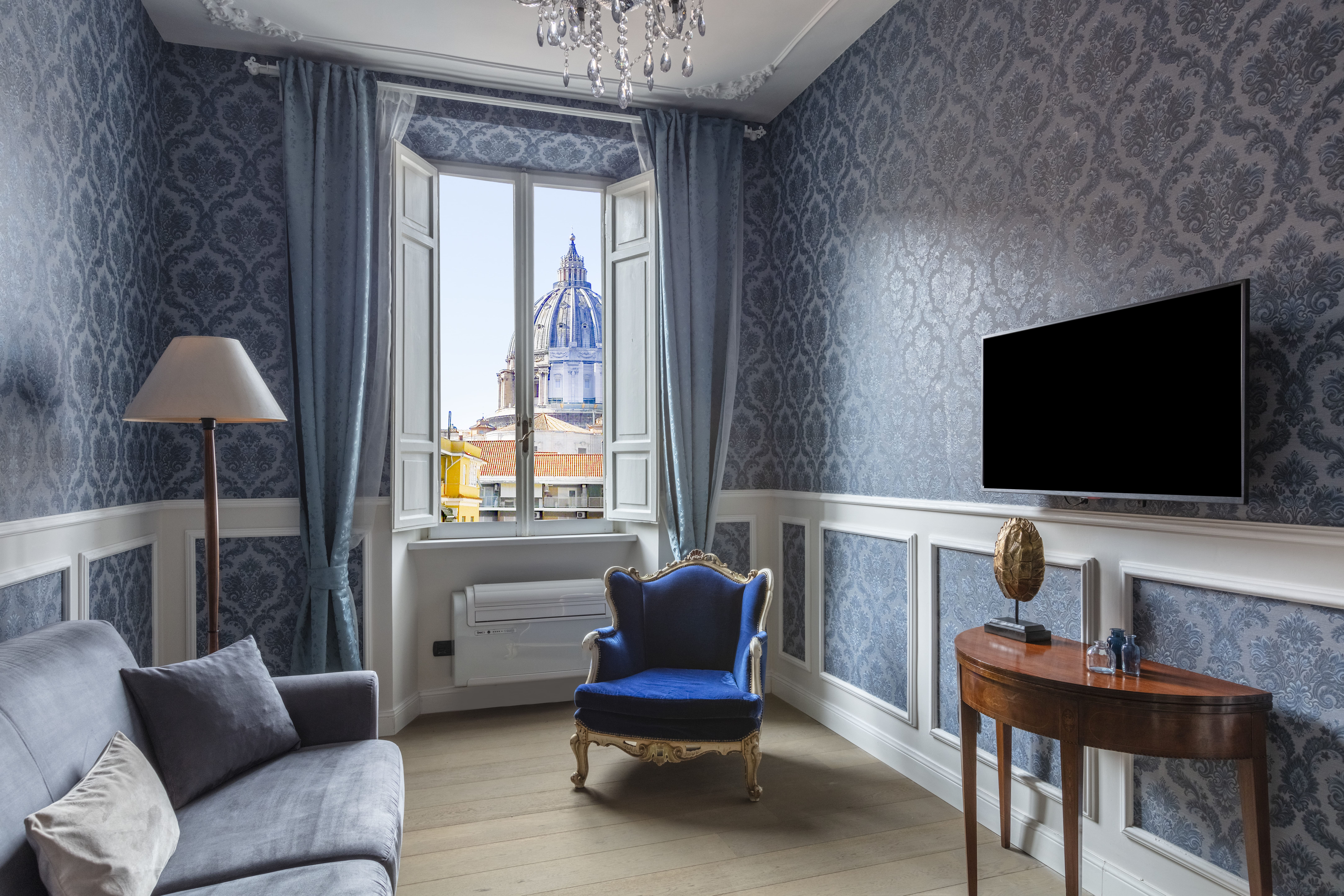 Casa Passetto Roma: Elegant 2-Bedroom Apartment Rental with Balcony and Air-Con, Vatican Rome