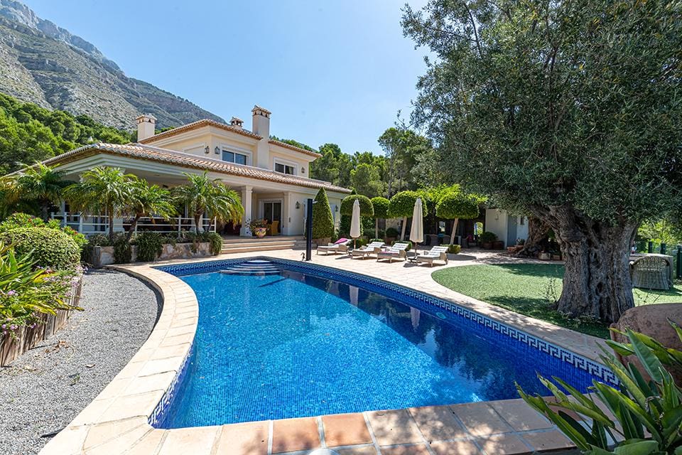 Villa Mestral Toix Calpe: Spacious 5-Bedroom Golf Villa Rental with Private Pool and Sea Views, Calpe