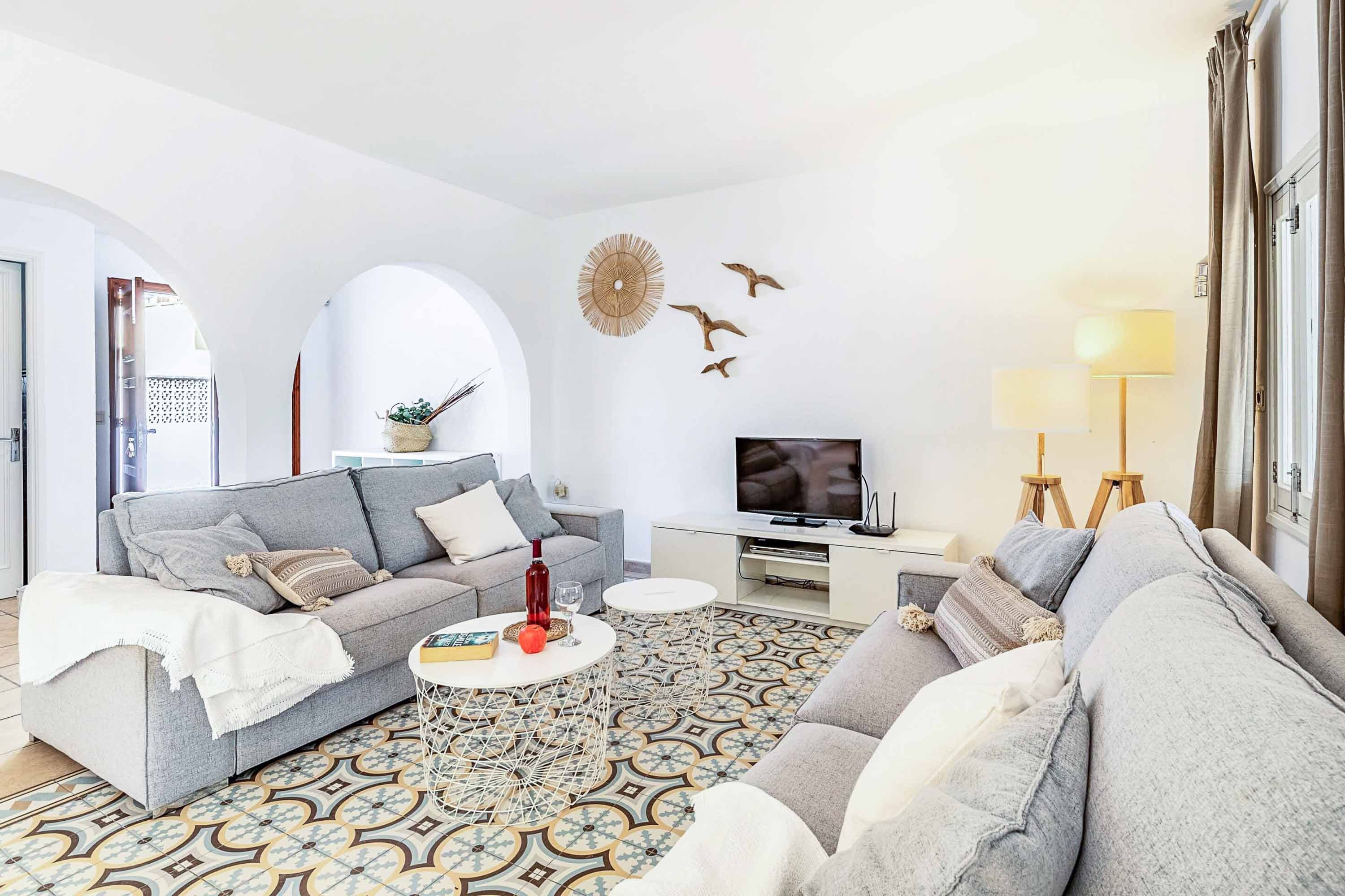 Villa Garbí Murdado Pollença: Charming 3-Bedroom Apartment with Private Pool and Sea Views, Pollença