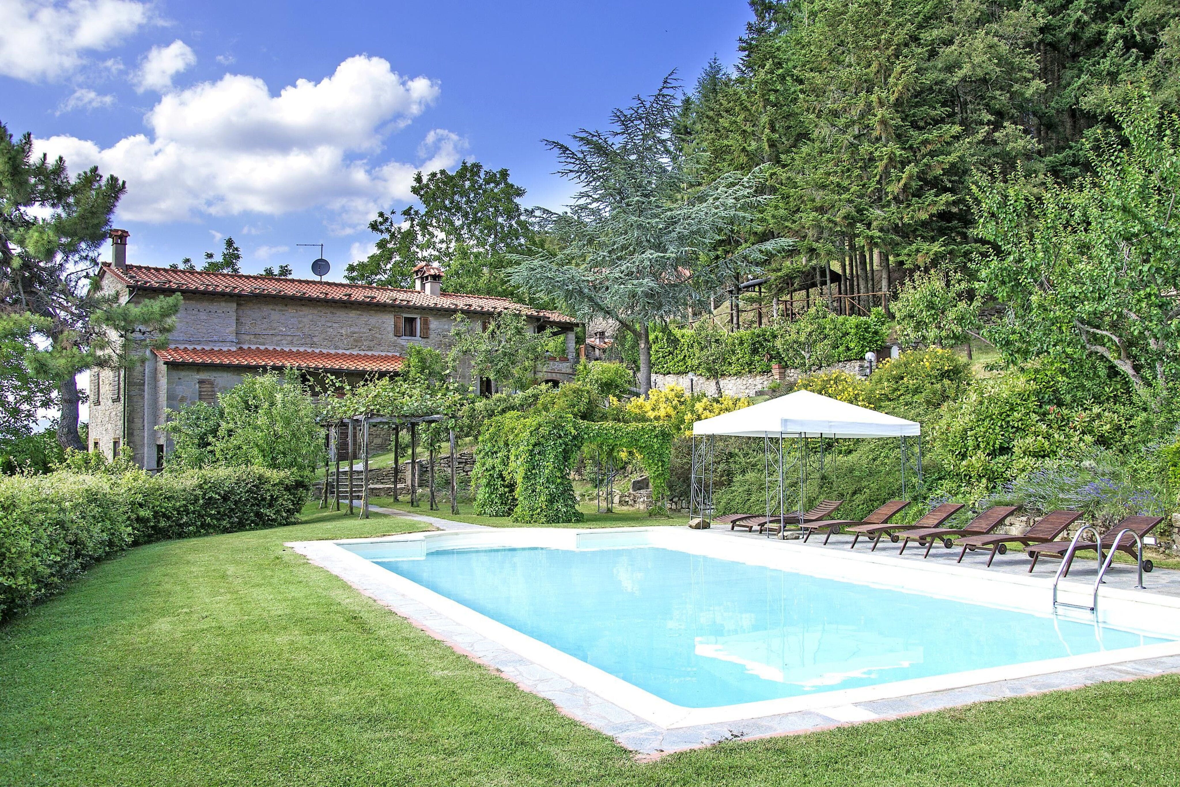 Casa Poggione Cortona: Spacious 5-Bedroom Apartment with Pool and Hot Tub in Cortona, Tuscany
