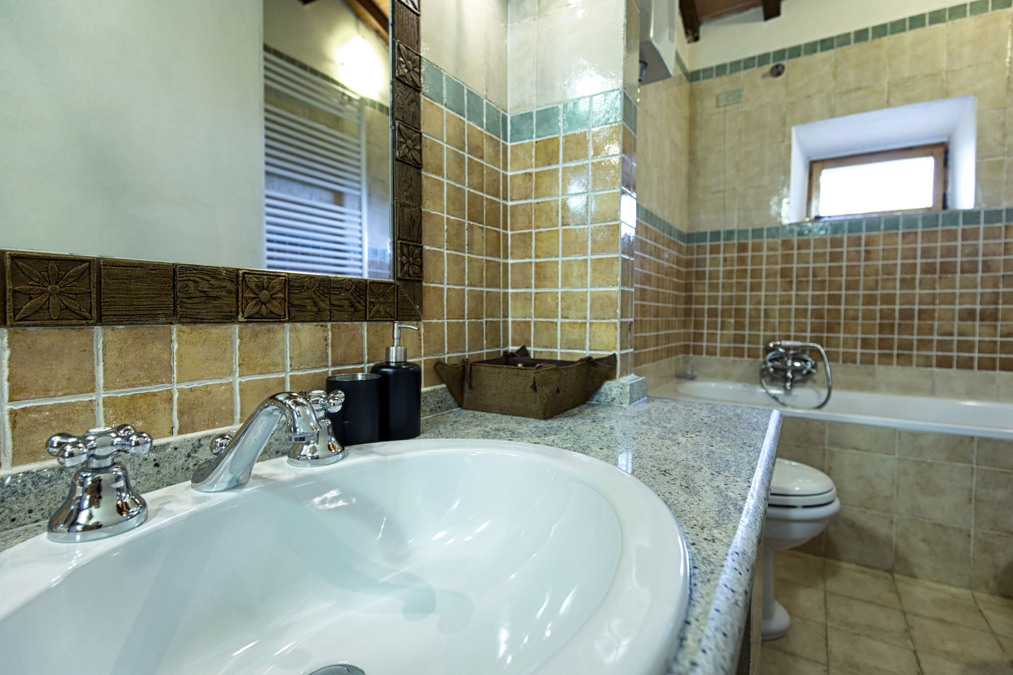 Casa Poggione Cortona: Spacious 5-Bedroom Apartment with Pool and Hot Tub in Cortona, Tuscany
