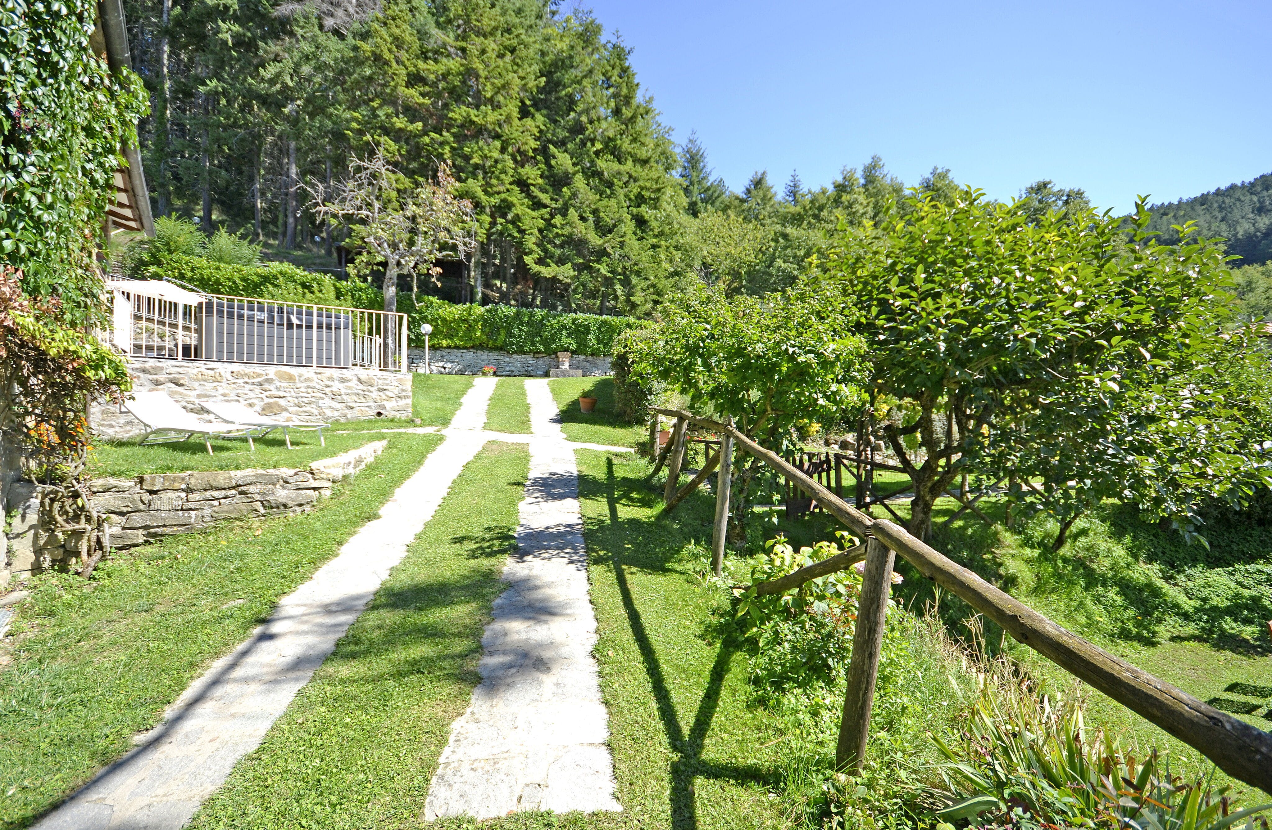 Casa Poggione Cortona: Spacious 5-Bedroom Apartment with Pool and Hot Tub in Cortona, Tuscany