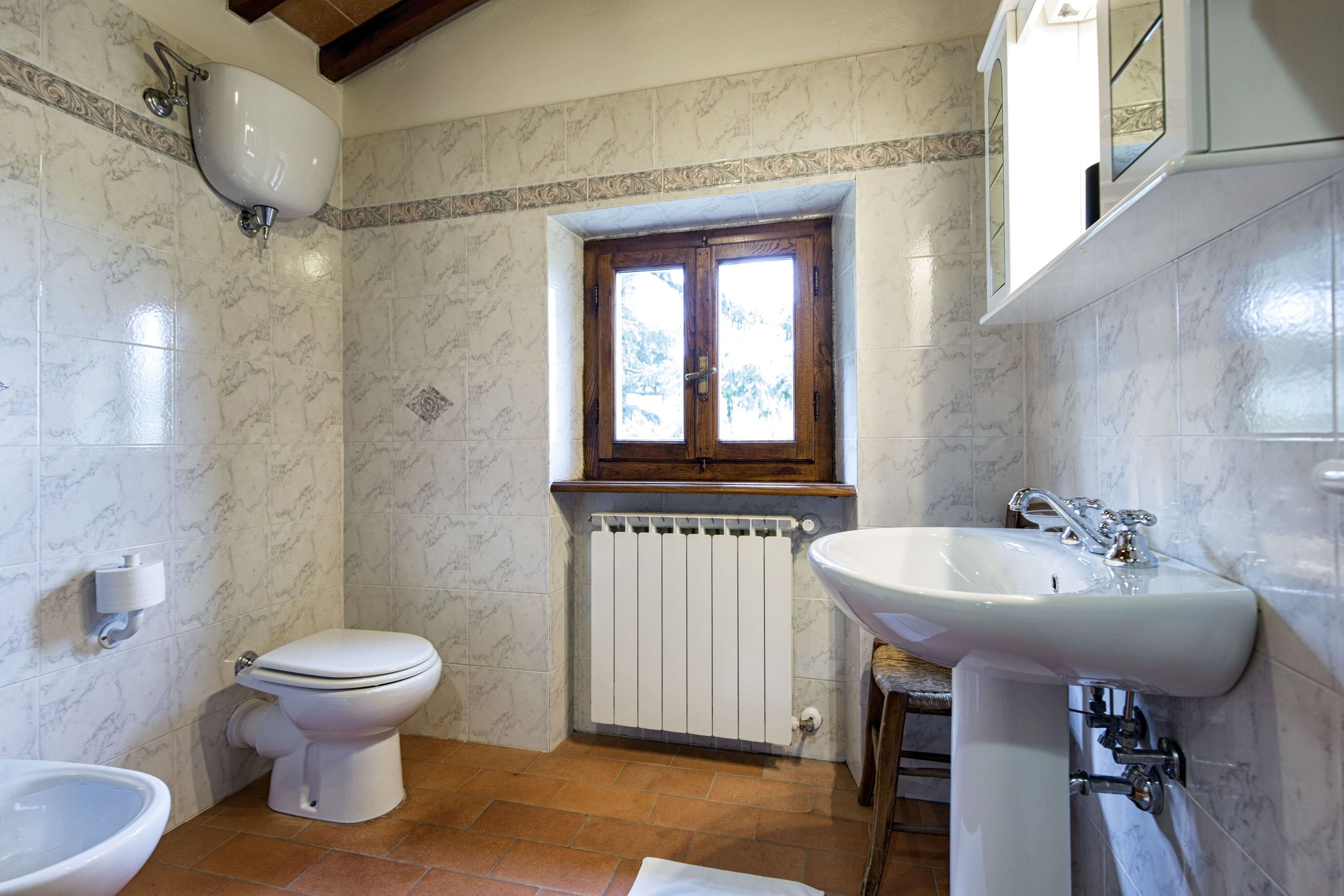 Casa Poggione Cortona: Spacious 5-Bedroom Apartment with Pool and Hot Tub in Cortona, Tuscany