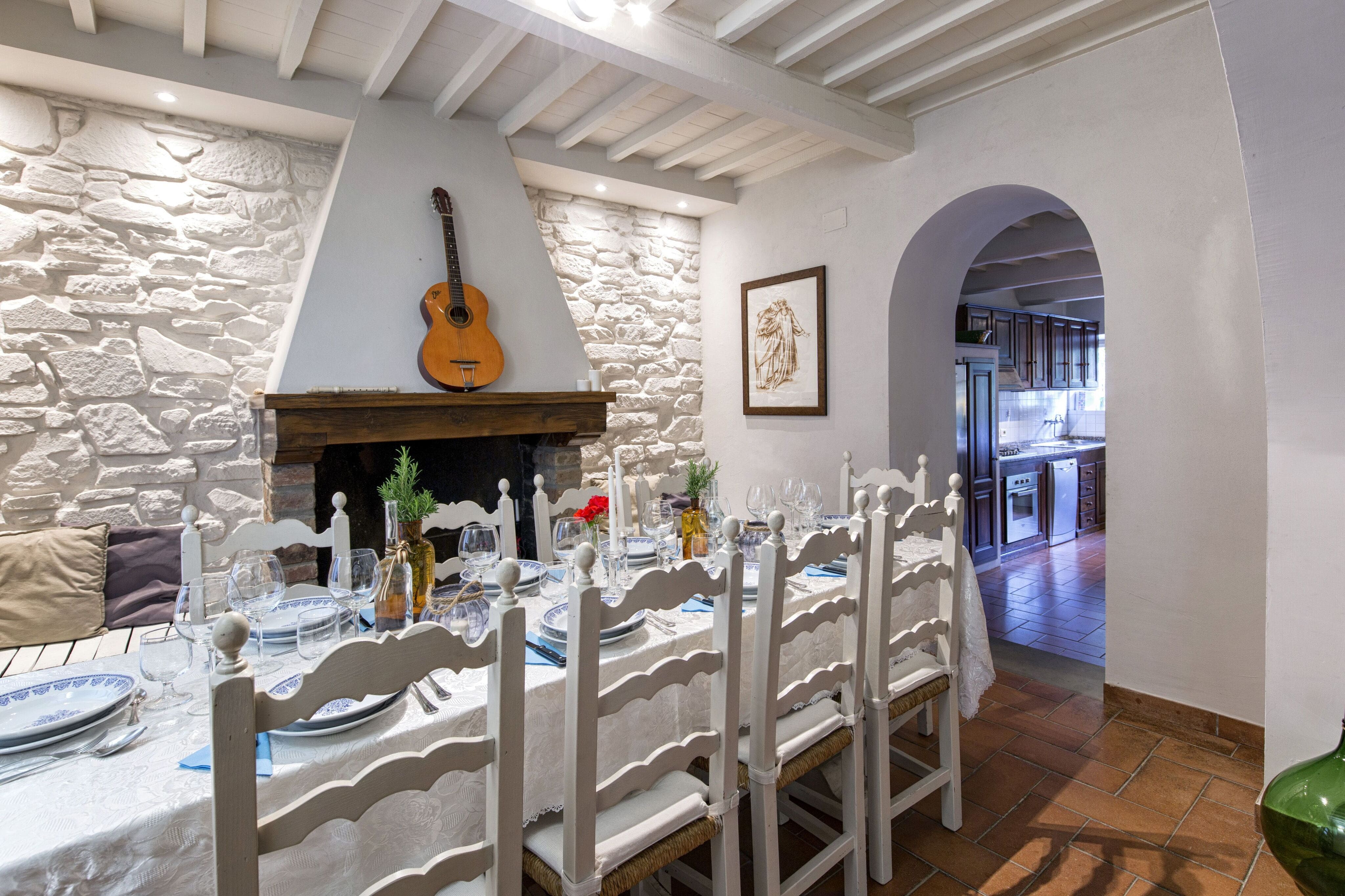 Casa Poggione Cortona: Spacious 5-Bedroom Apartment with Pool and Hot Tub in Cortona, Tuscany
