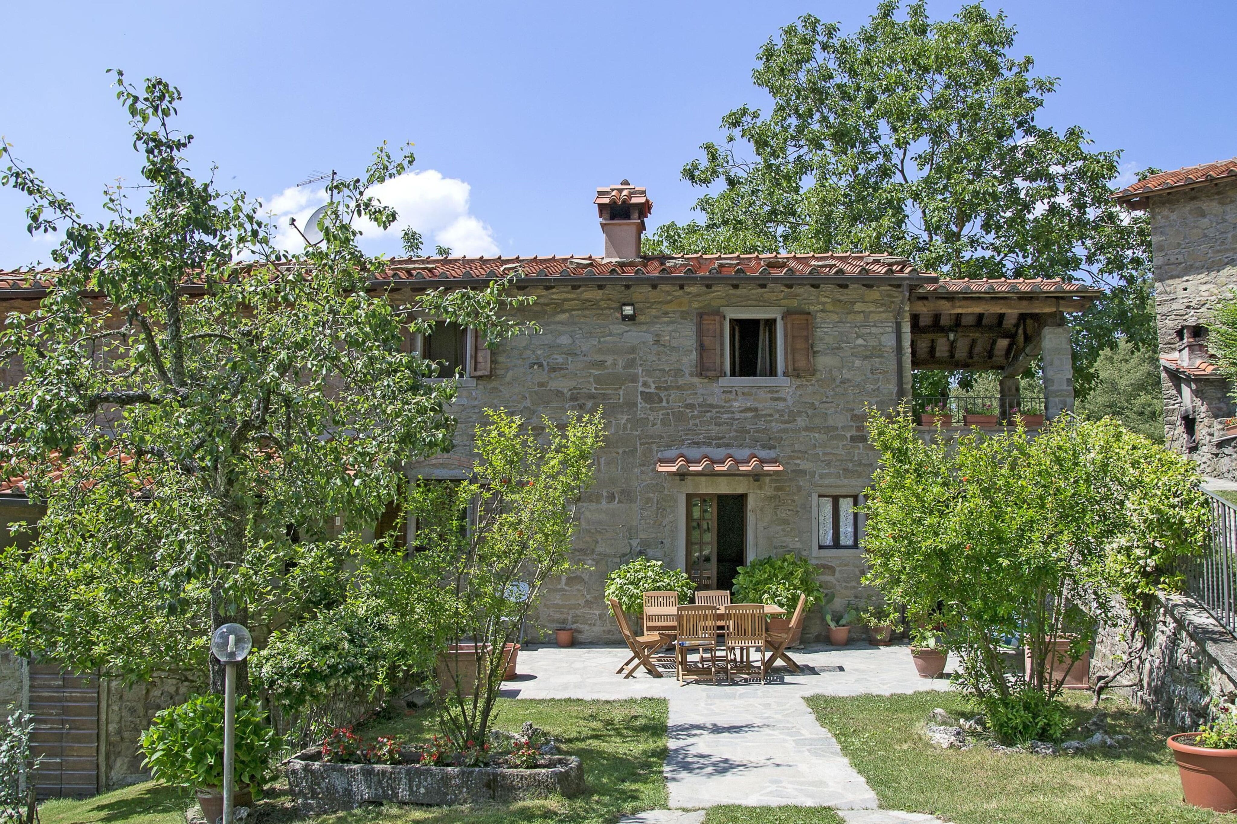 Casa Poggione Cortona: Spacious 5-Bedroom Apartment with Pool and Hot Tub in Cortona, Tuscany