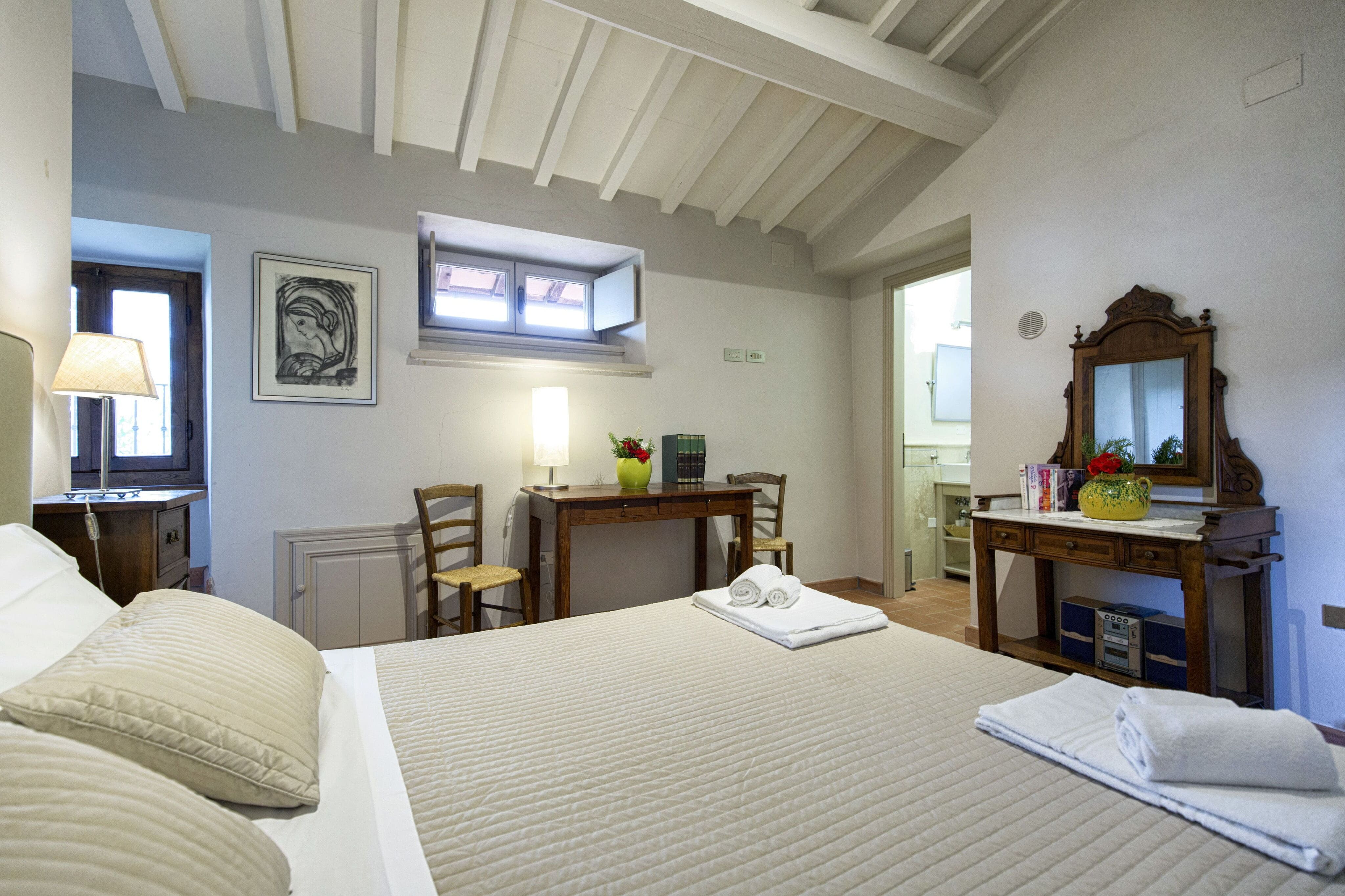 Casa Poggione Cortona: Spacious 5-Bedroom Apartment with Pool and Hot Tub in Cortona, Tuscany