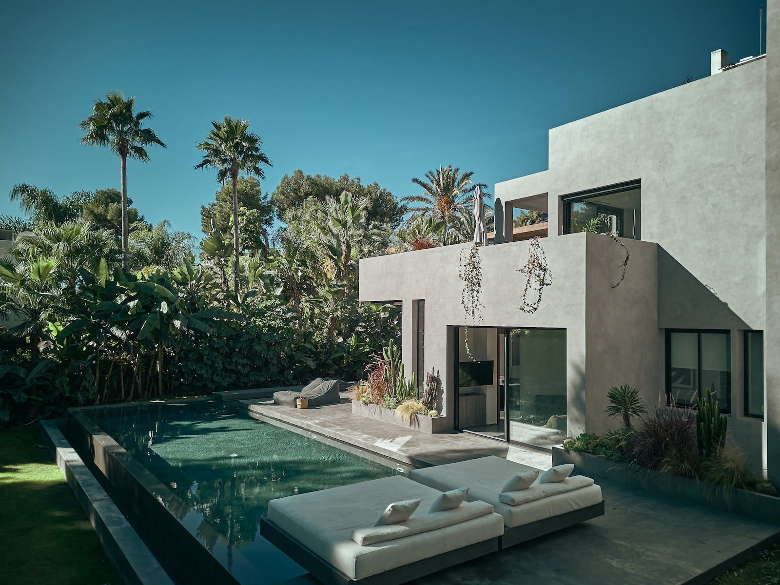 Casa Poniente Marbella: Luxury 7-Bedroom Beachfront Apartment with Pool, Marbella