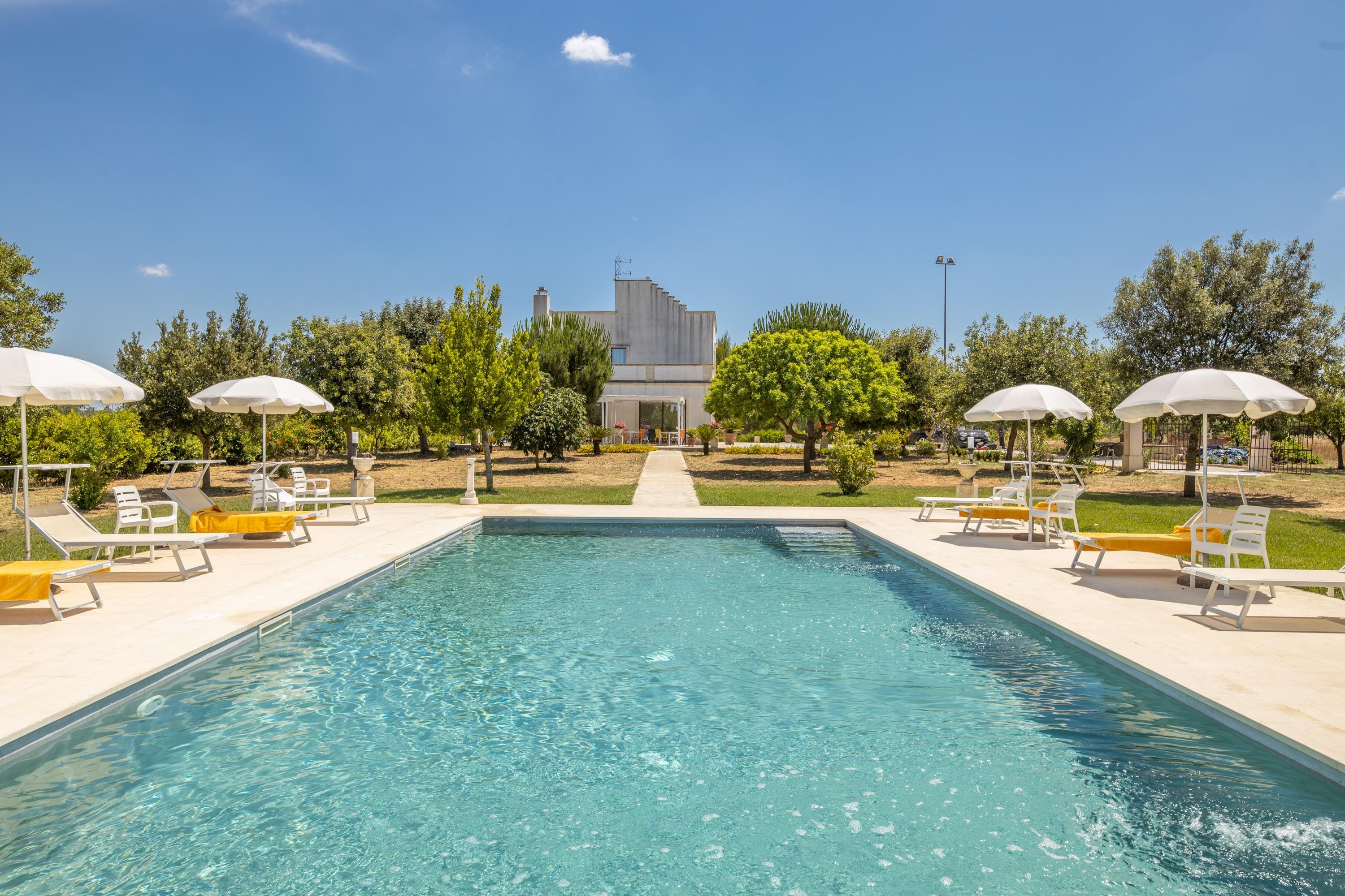 Casa Primitivo Neviano: Spacious 6-Bedroom Apartment with Pool and Sea Views, Lecce