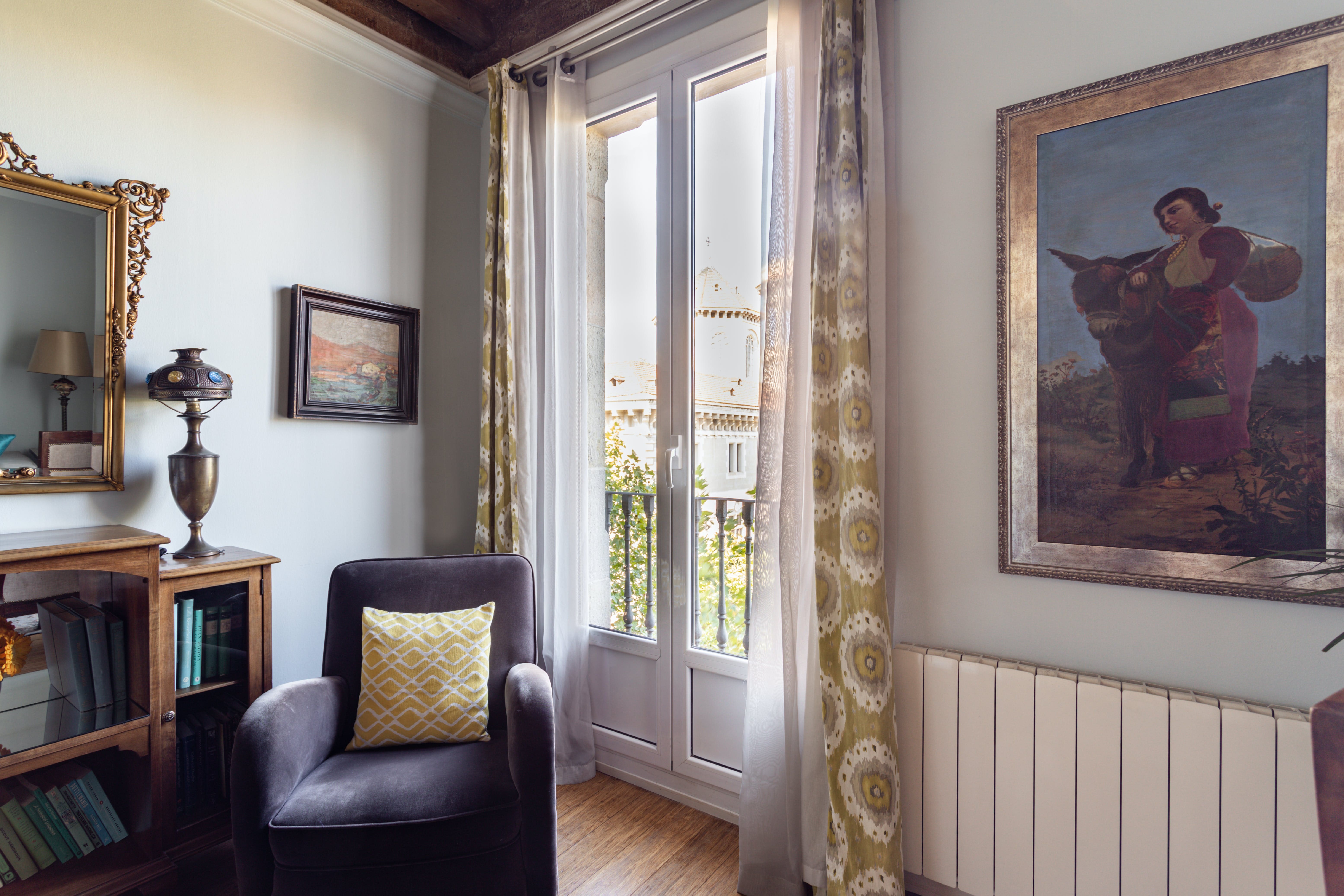 Villa Embat Galvany Eixample: Stylish 2-Bedroom Apartment with Seaview and Air-Con, Eixample Barcelona