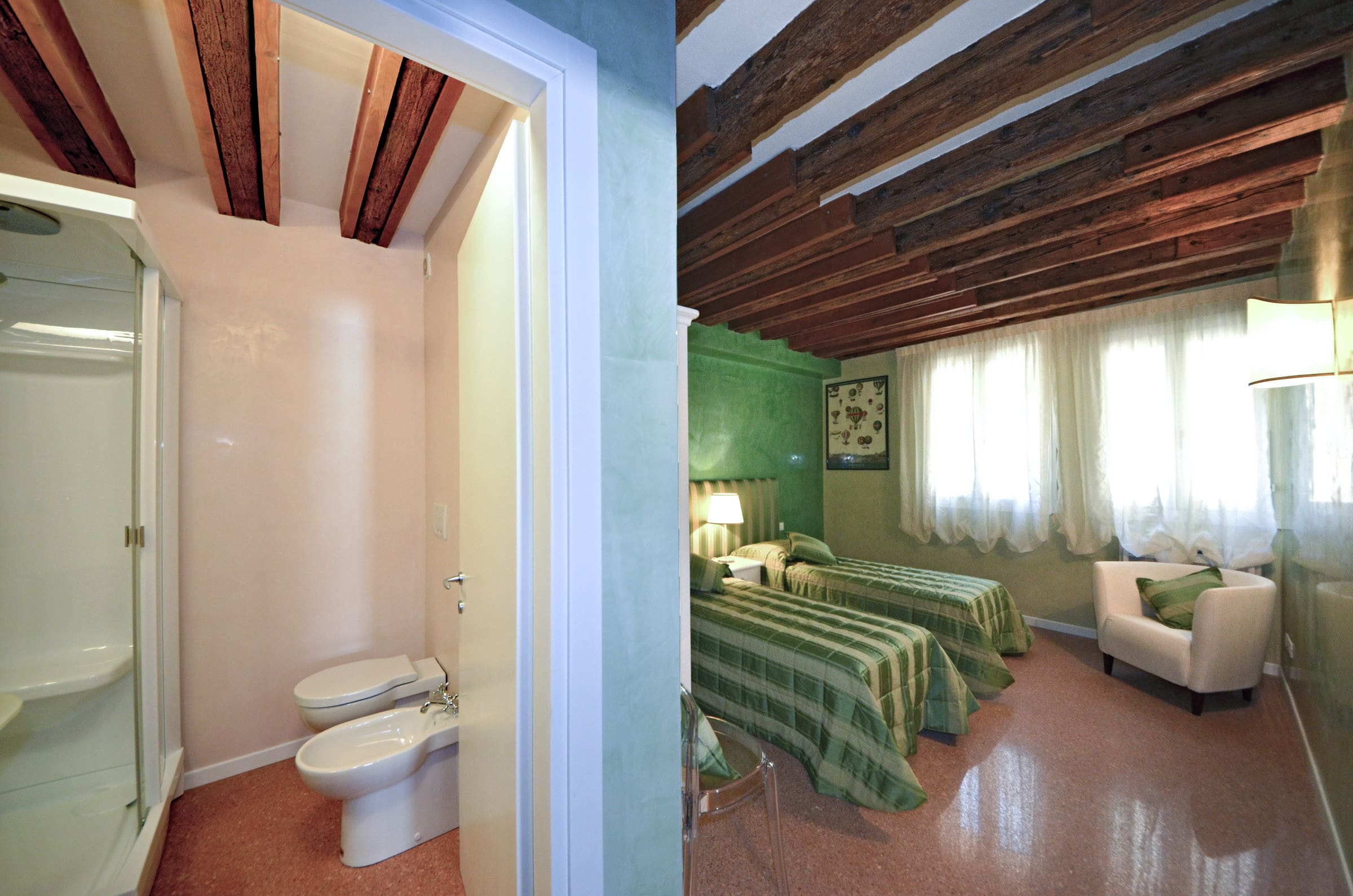 Casa Redentore Dorsoduro: Elegant 4-Bedroom Apartment Rental with Air-Con and Canal Views, Venice Dorsoduro