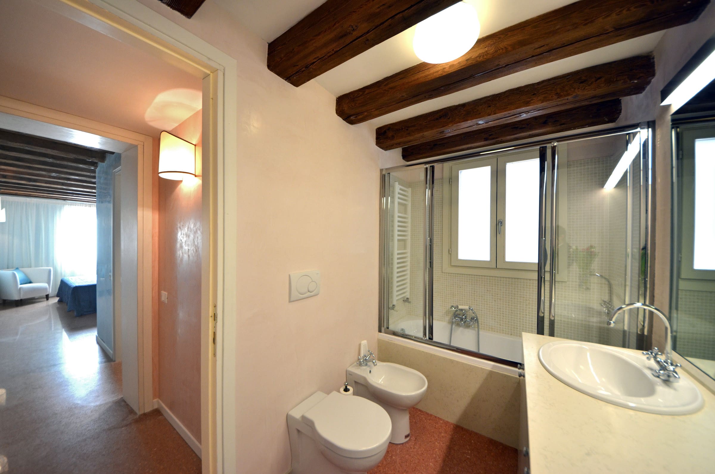 Casa Redentore Dorsoduro: Elegant 4-Bedroom Apartment Rental with Air-Con and Canal Views, Venice Dorsoduro
