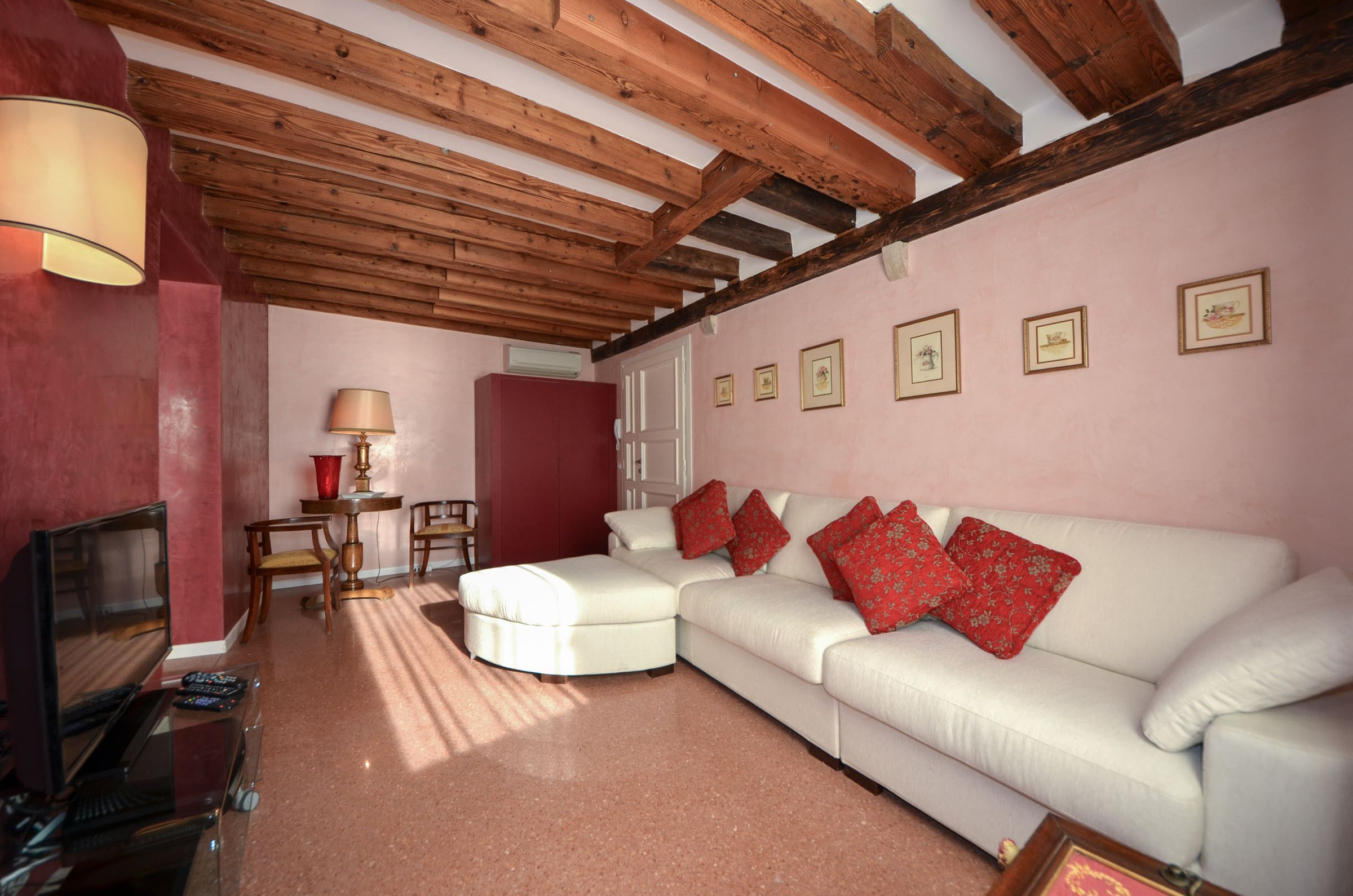Casa Redentore Dorsoduro: Elegant 4-Bedroom Apartment Rental with Air-Con and Canal Views, Venice Dorsoduro