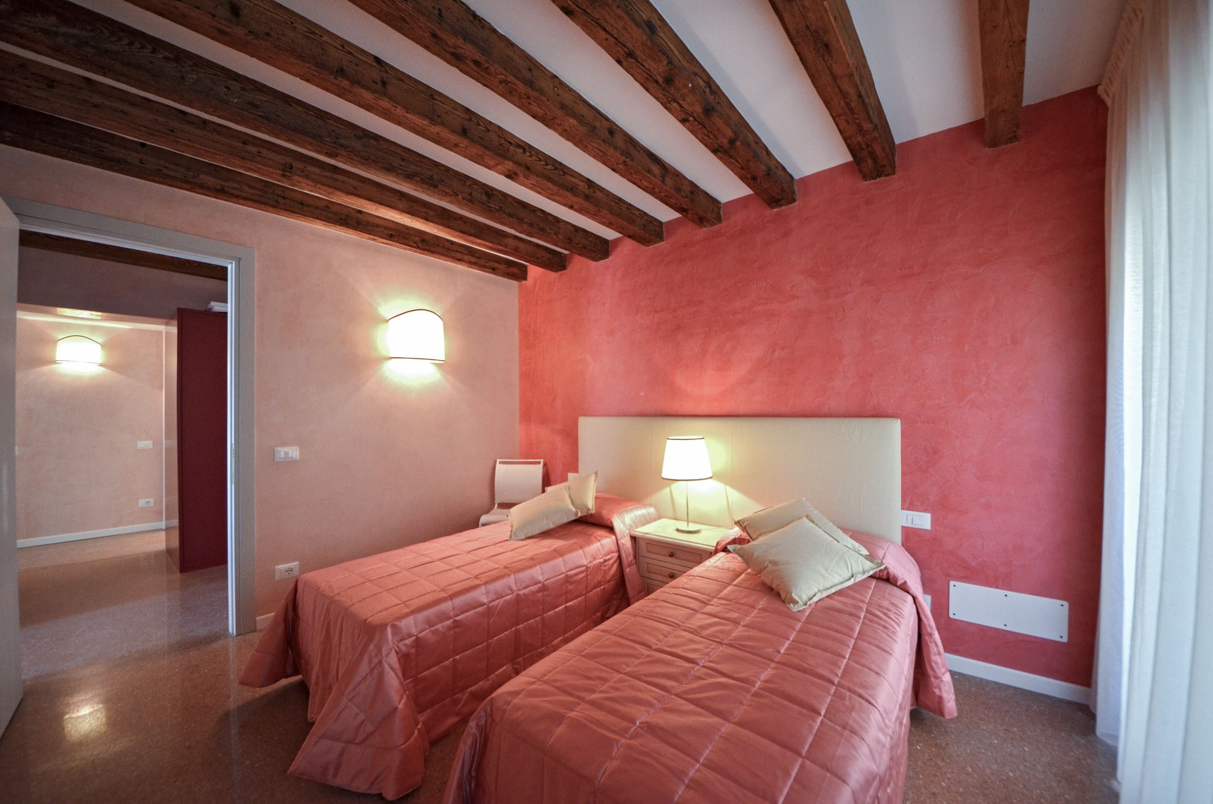 Casa Redentore Dorsoduro: Elegant 4-Bedroom Apartment Rental with Air-Con and Canal Views, Venice Dorsoduro