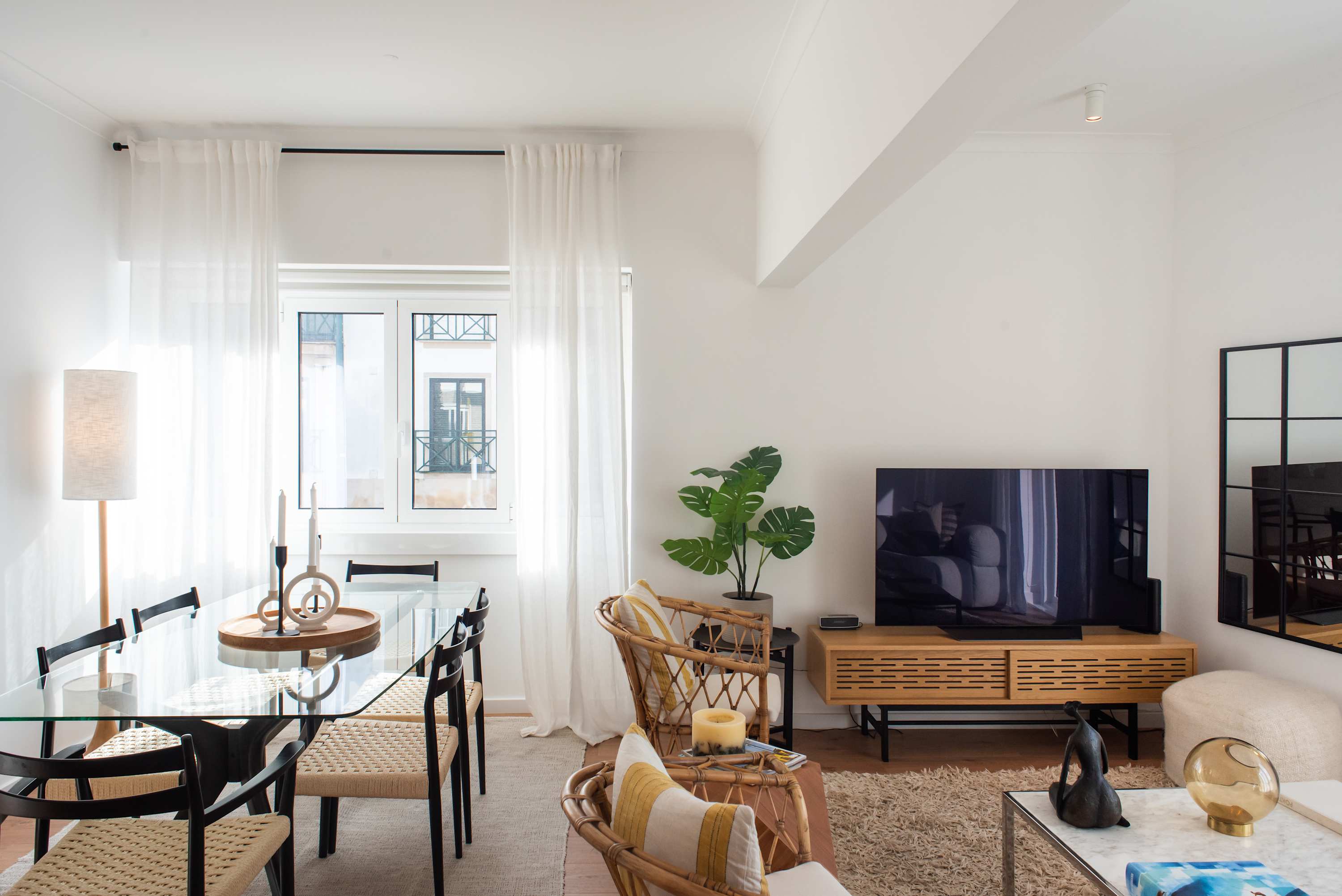 Casa Ribeira Lisboa: Luxury 4-Bedroom Villa with Beachfront and Seaview, Lisbon
