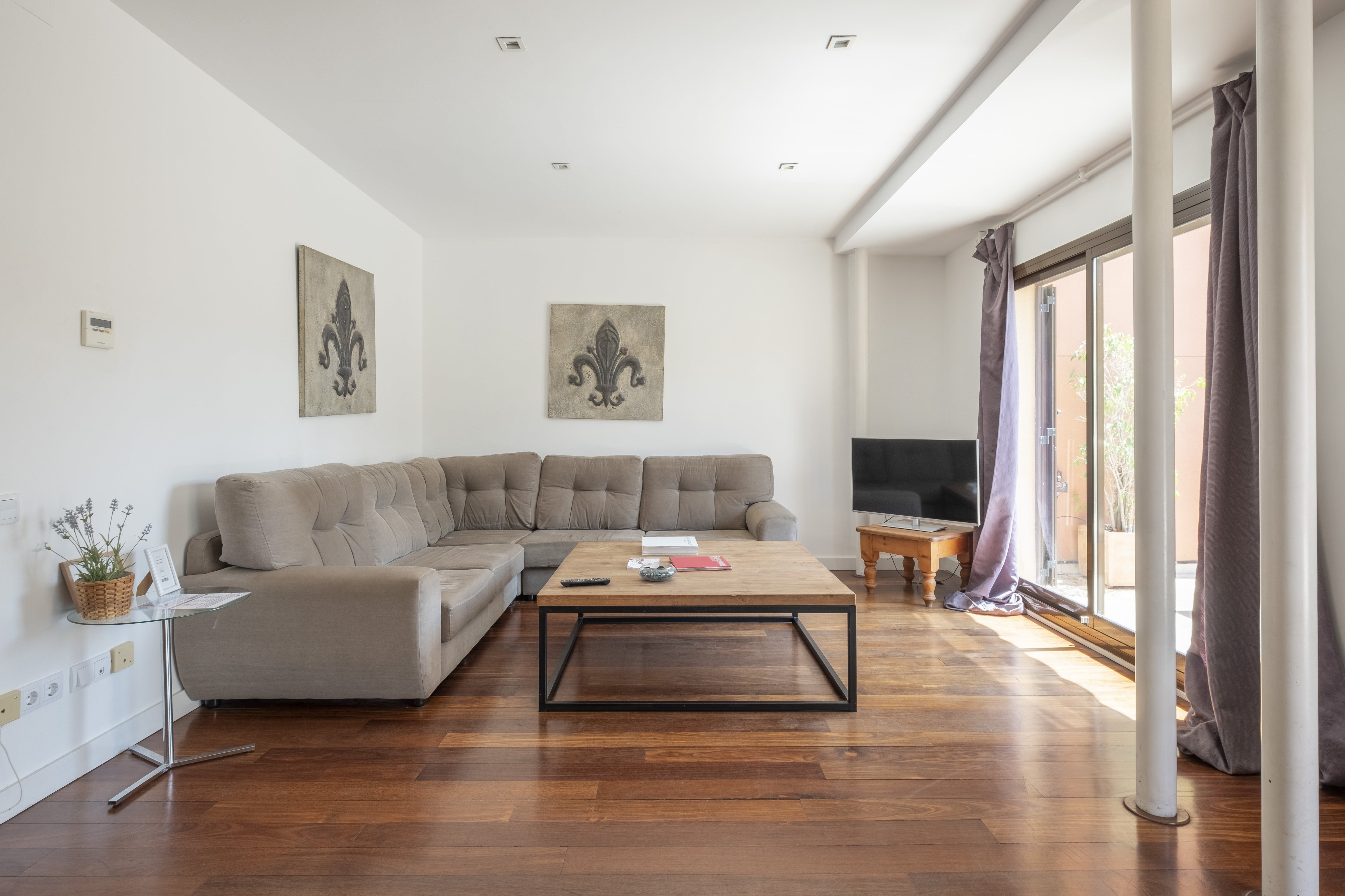 Casa Rigola Eixample: Stylish 2-Bedroom Apartment with Seaview and Air-Con, Eixample Barcelona