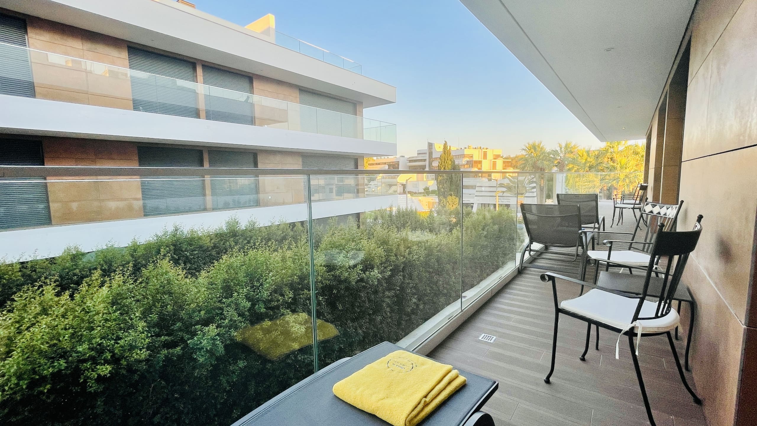 Villa Levante Gale Albufeira: Elegant 3-Bedroom Beachfront Apartment with Infinity Pool, Albufeira