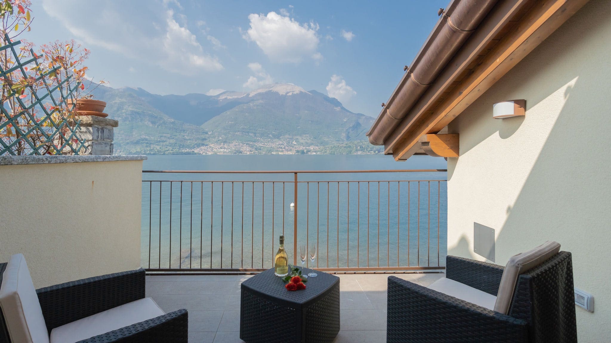 Casa Rogaro Lezzeno: Modern 2-Bedroom Apartment Rental with Lake Views, Lezzeno