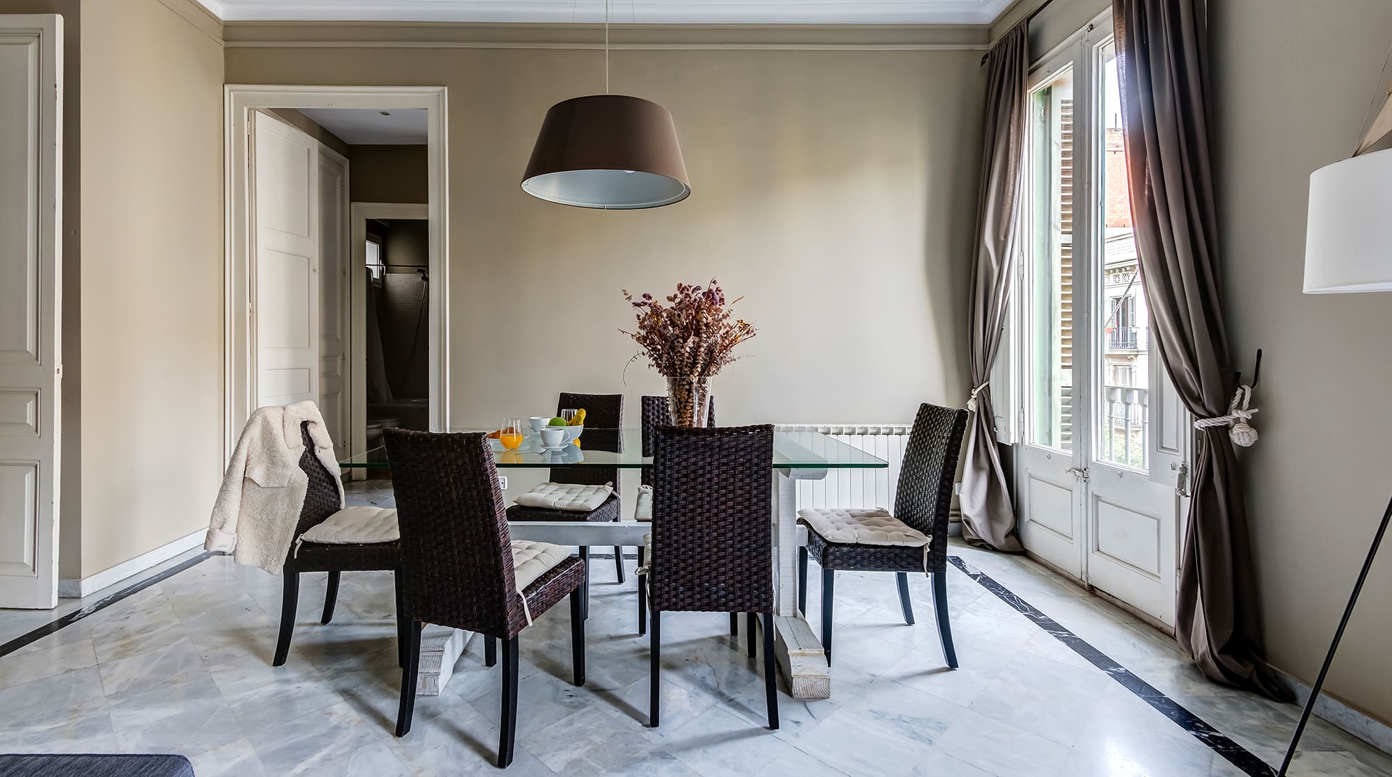 Casa Rosell Eixample: Elegant 3-Bedroom Apartment Rental with Seaview and Air-Con, Eixample Barcelona