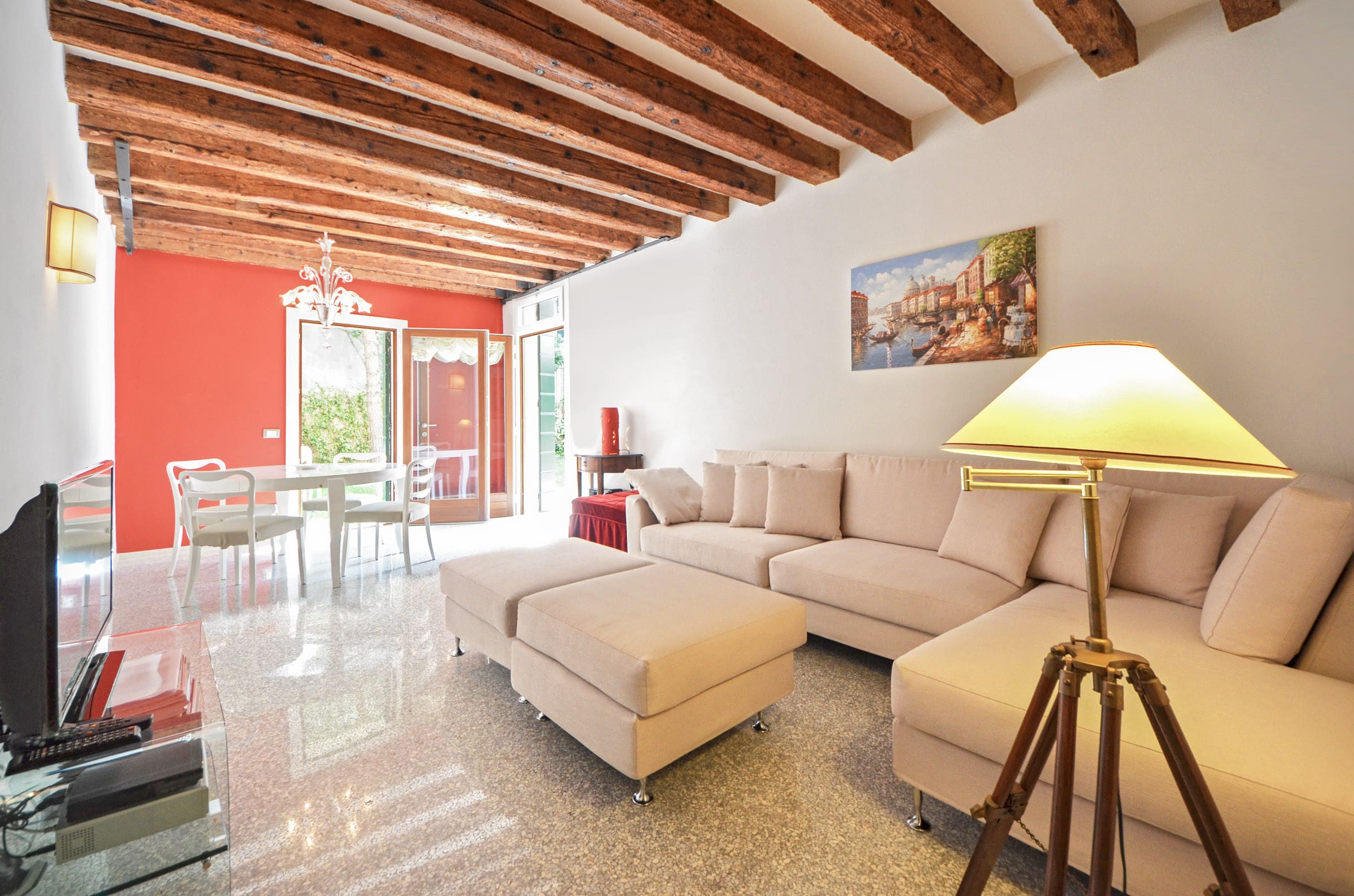 Casa Saloni Dorsoduro: Charming 2-Bedroom Apartment Rental with Garden Access in Dorsoduro, Venice