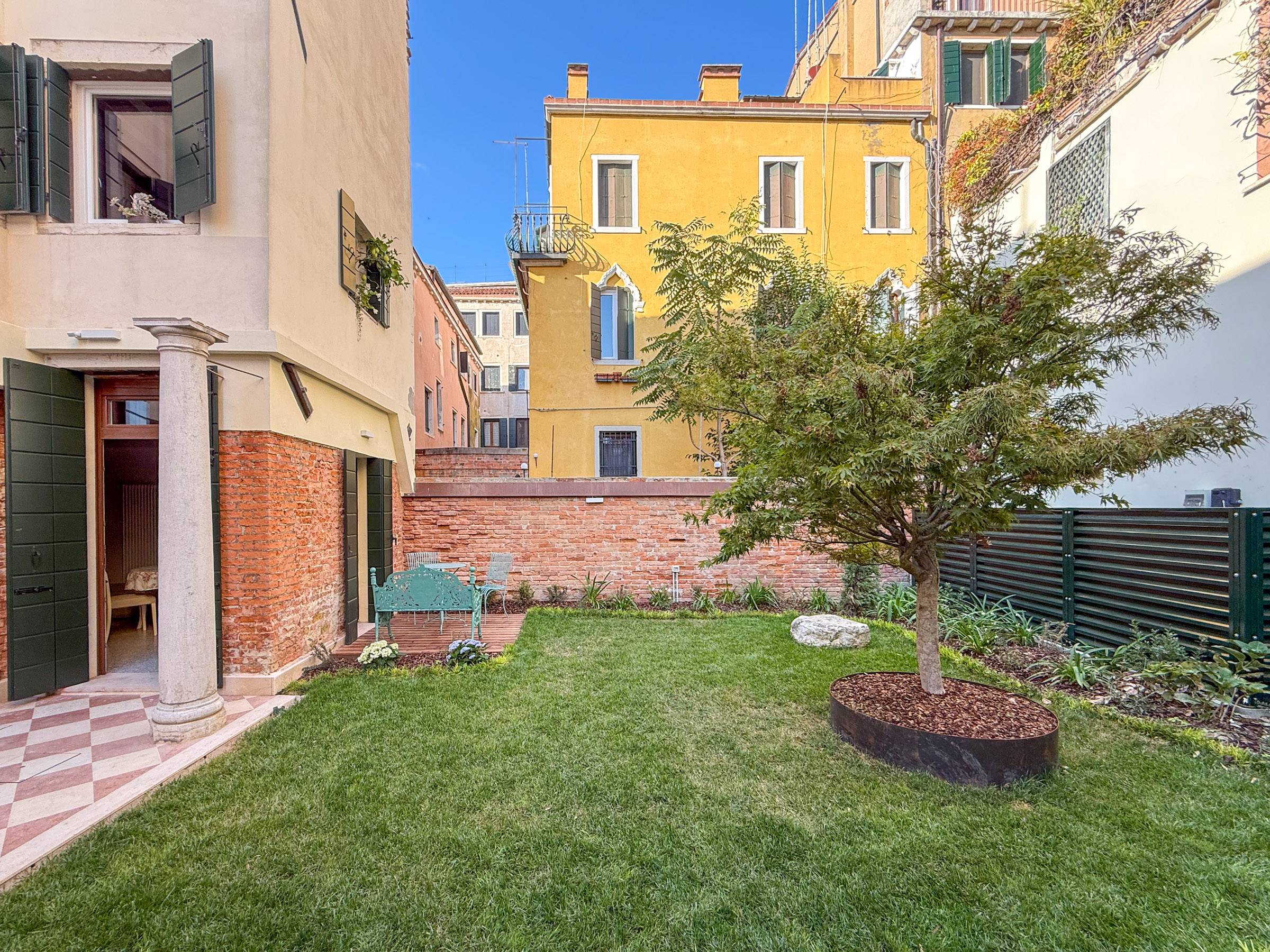Casa Saloni Dorsoduro: Charming 2-Bedroom Apartment Rental with Garden Access in Dorsoduro, Venice