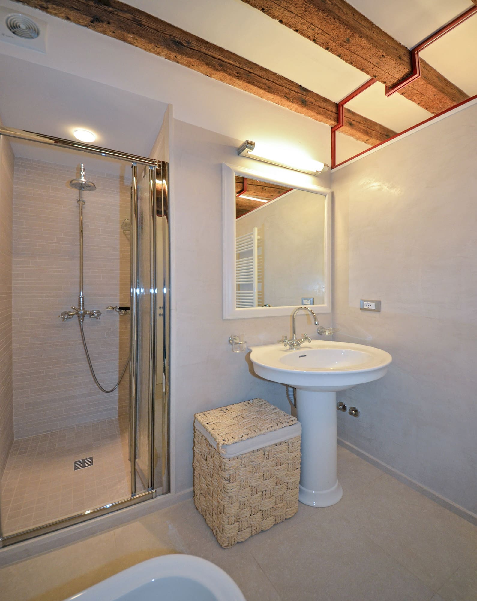 Casa Saloni Dorsoduro: Charming 2-Bedroom Apartment Rental with Garden Access in Dorsoduro, Venice