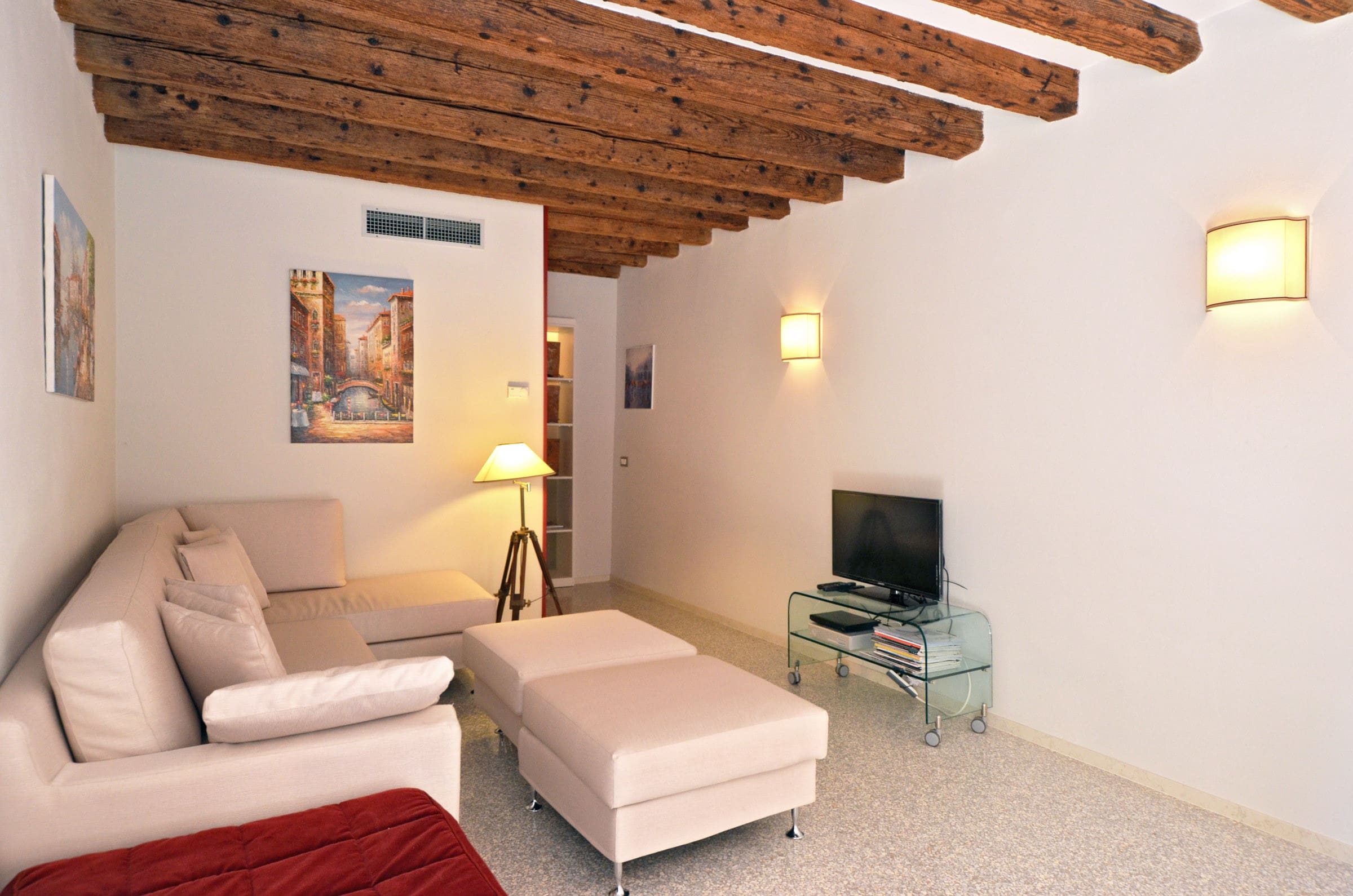 Casa Saloni Dorsoduro: Charming 2-Bedroom Apartment Rental with Garden Access in Dorsoduro, Venice