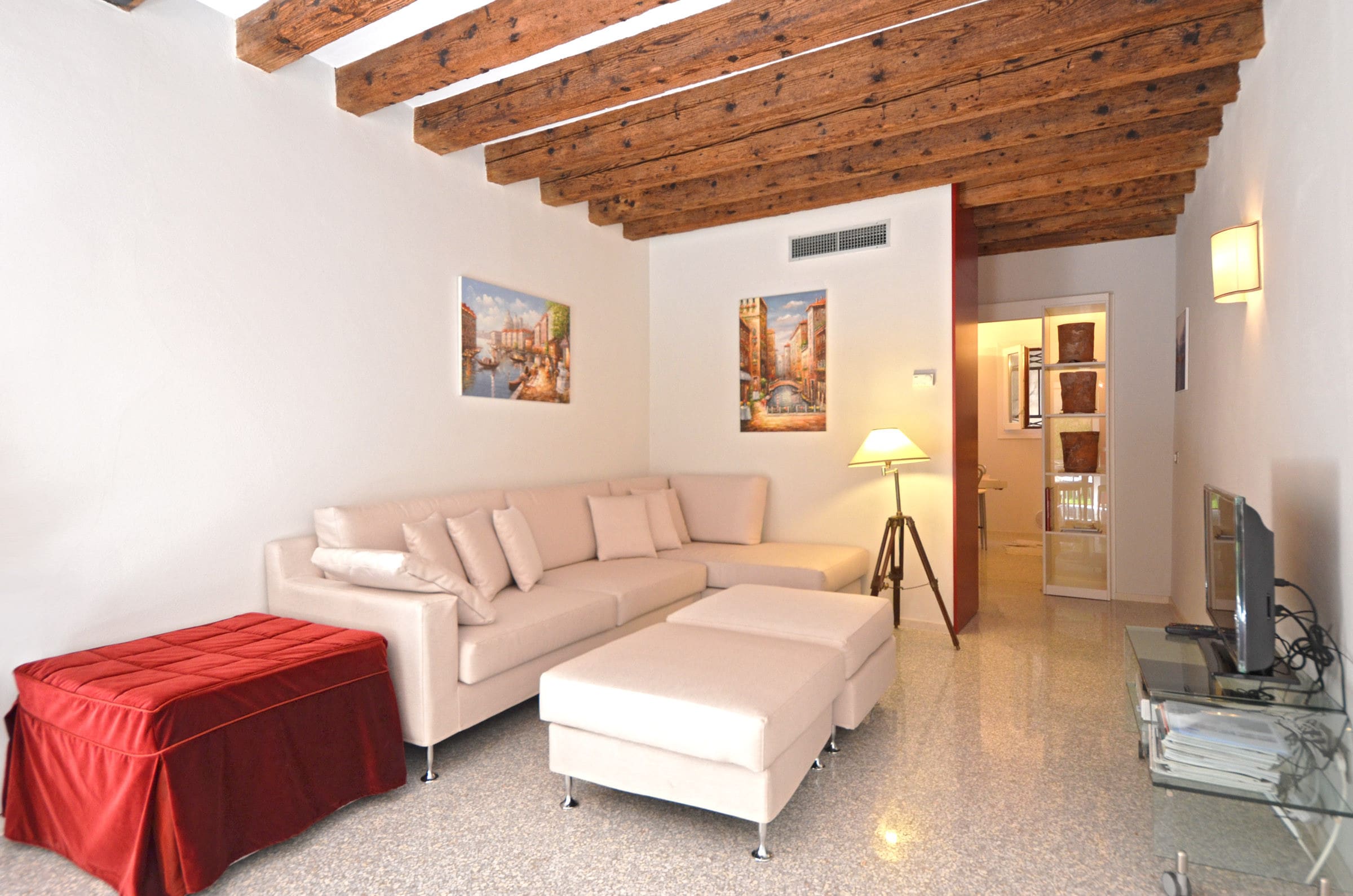 Casa Saloni Dorsoduro: Charming 2-Bedroom Apartment Rental with Garden Access in Dorsoduro, Venice