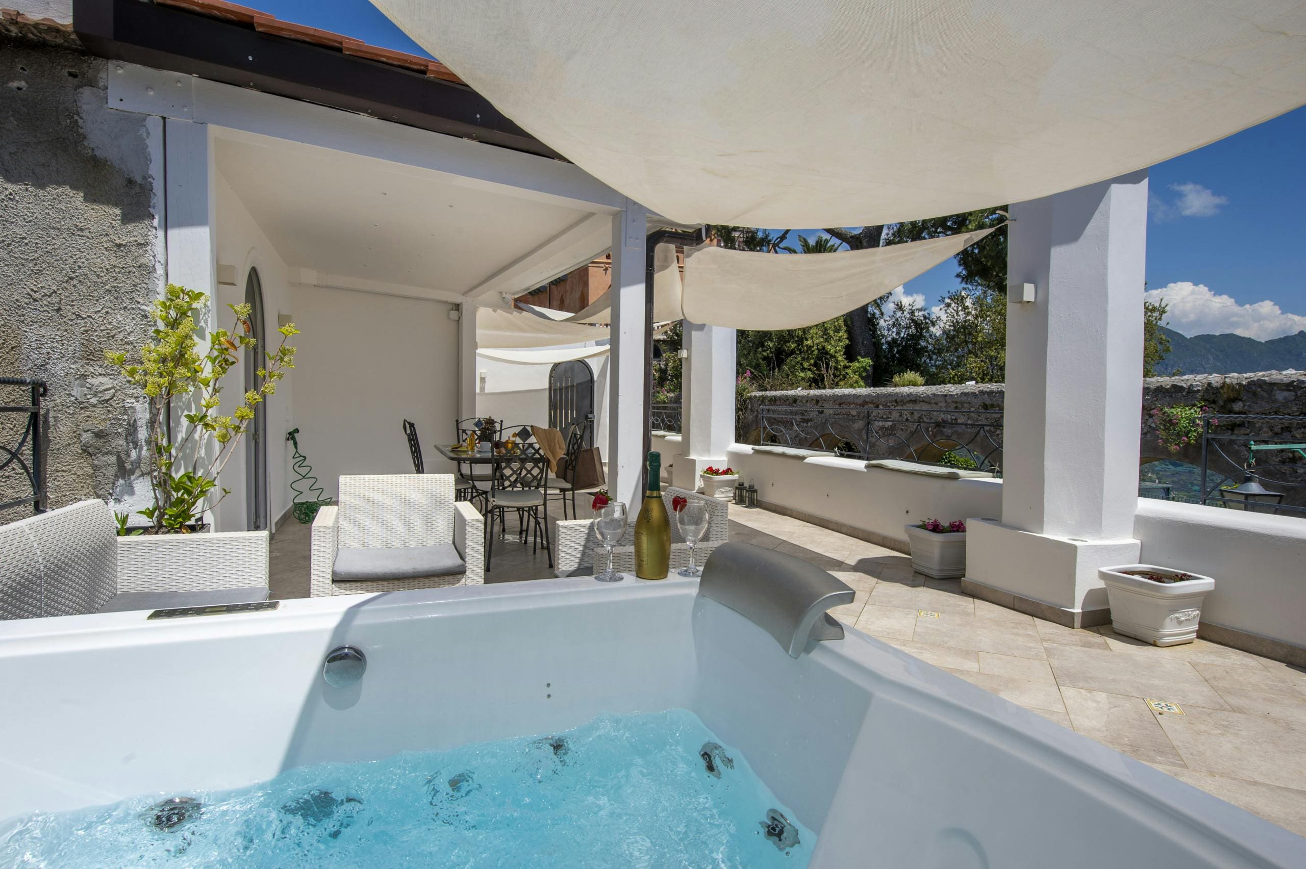 Casa Scalinata Amalfi: Charming 2-Bedroom Apartment with Sea View and Hot Tub, Amalfi Coast