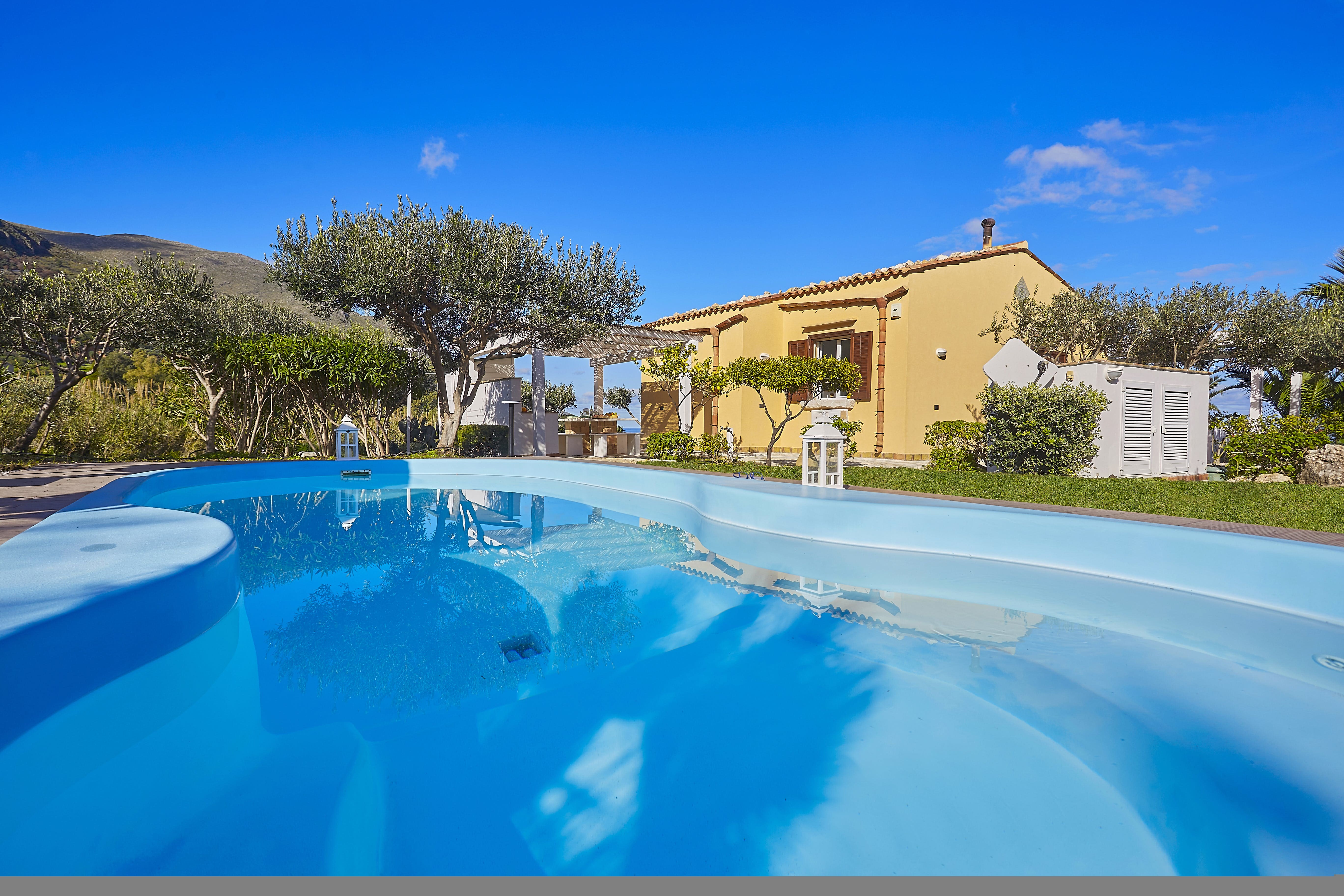 Villa Levante Marausa Trapani: Luxurious 3-Bedroom Apartment with Seaview and Hot Tub, Trapani