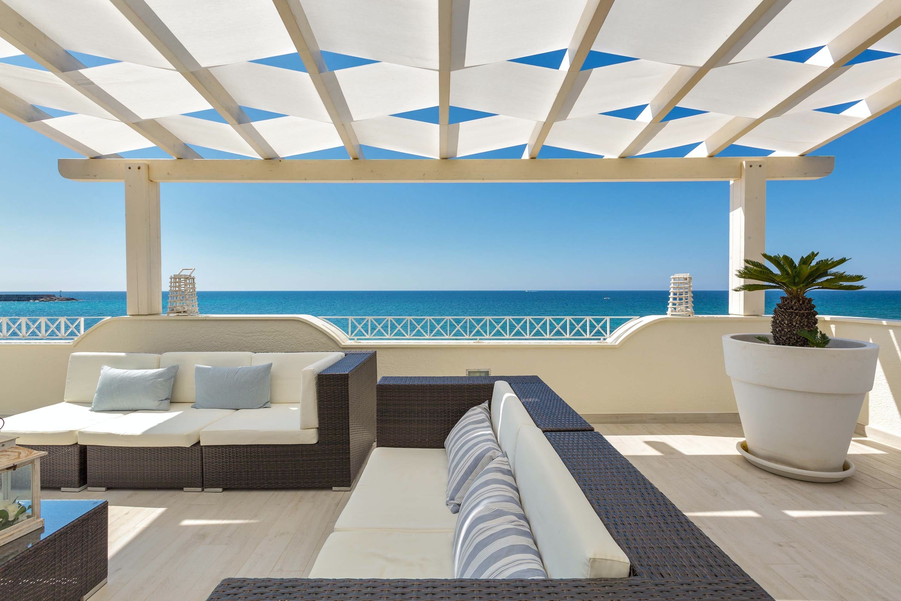 Casa Scoglio Taranto: Spacious 3-Bedroom Penthouse Rental with Beachfront Terrace, Taranto