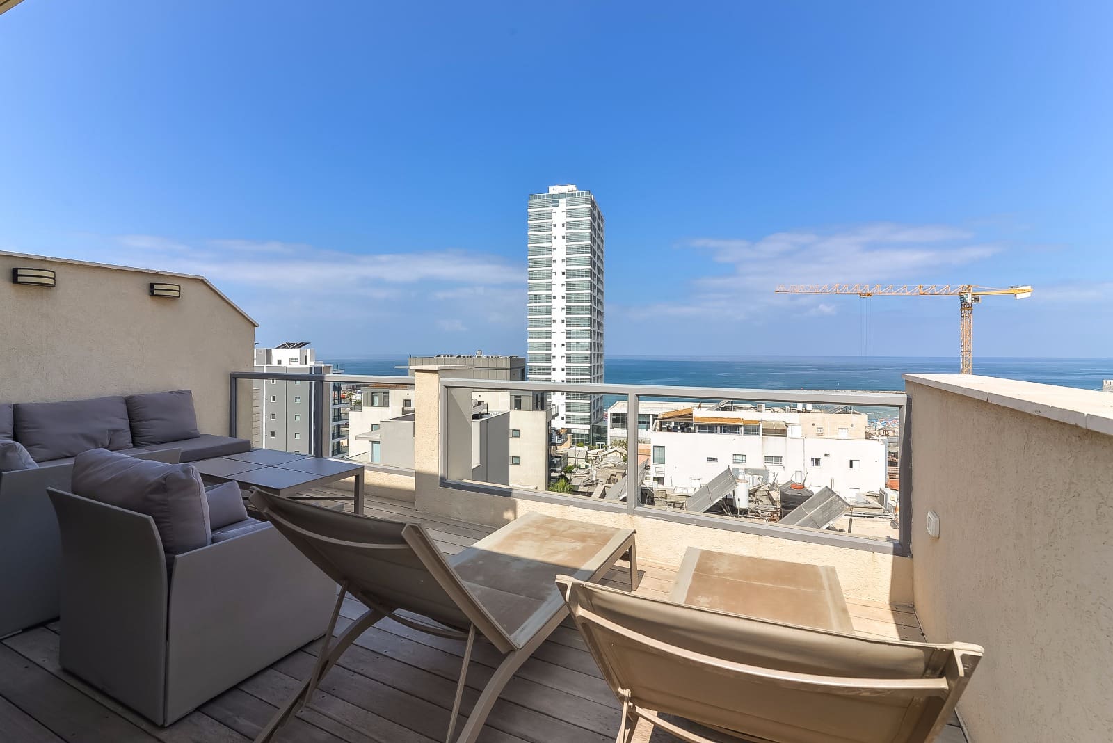 Casa Shapira Kerem Hateimanim: Stylish 3-Bedroom Apartment with Seaview and Beachfront, Kerem Hateimanim