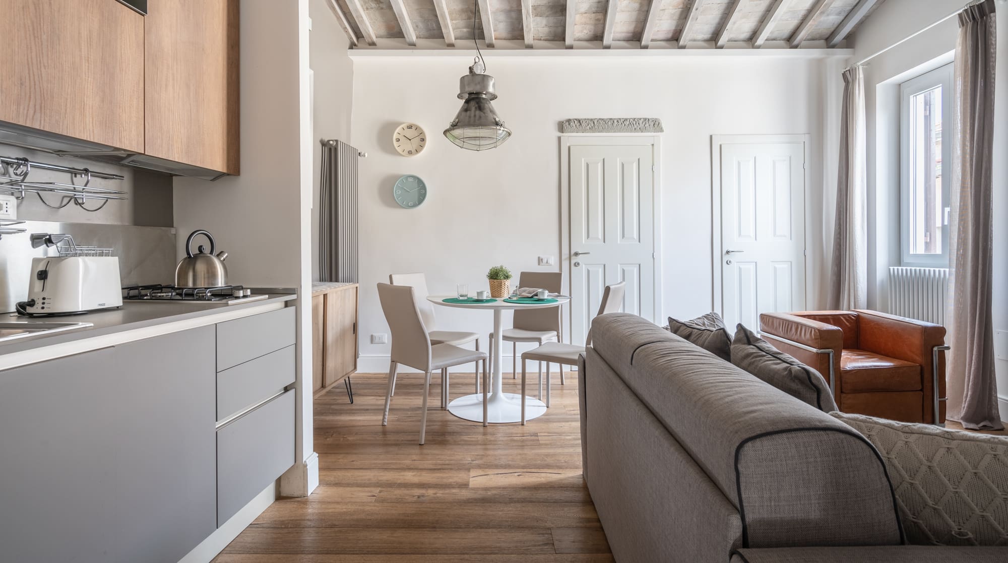 Casa Svizzera Firenze: Charming 3-Bedroom Apartment Rental with Air-Con in Ponte Vecchio, Florence