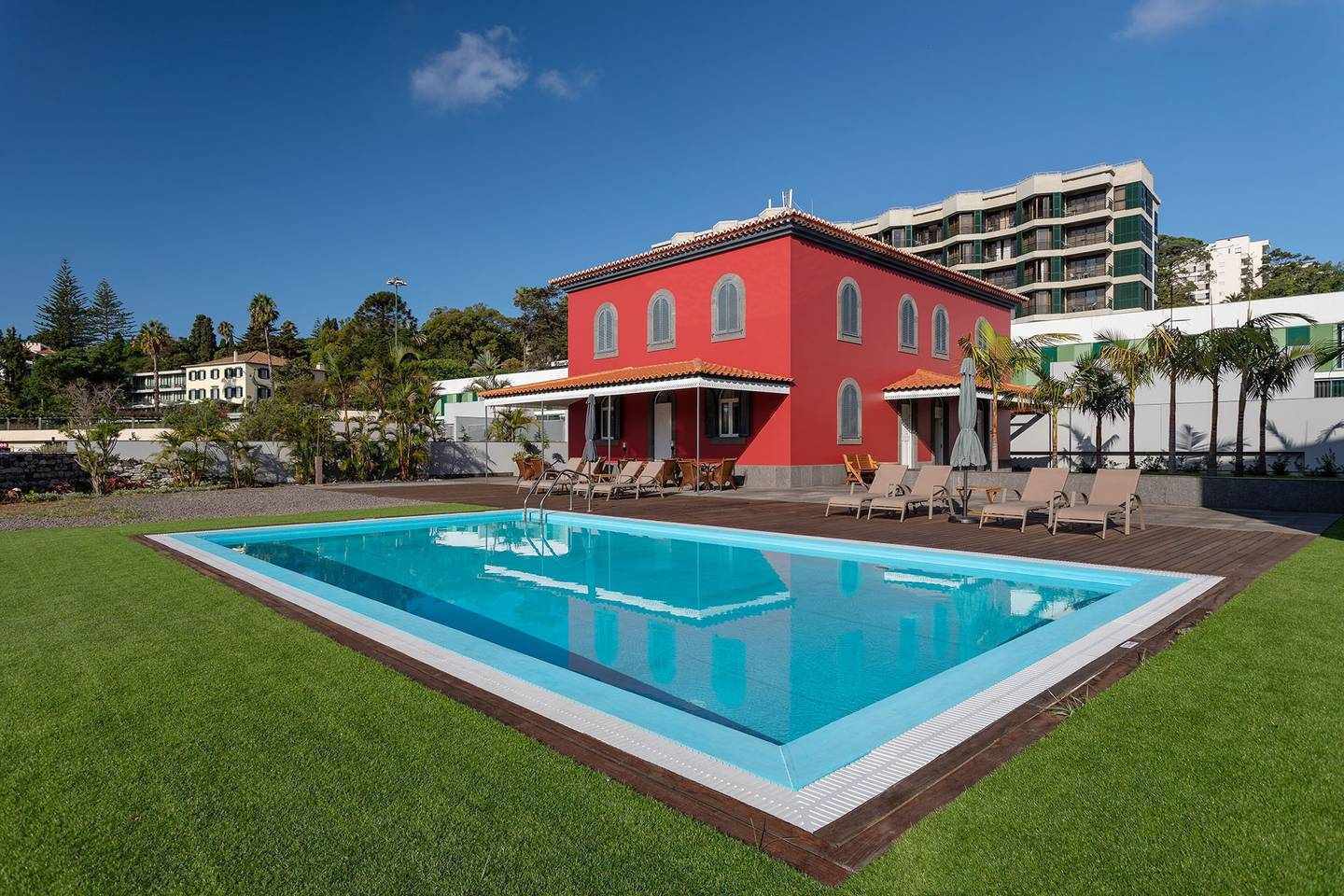 Casa Til Ivens Funchal: Spacious 4-Bedroom Apartment Rental with Pool and Sea Views, Funchal